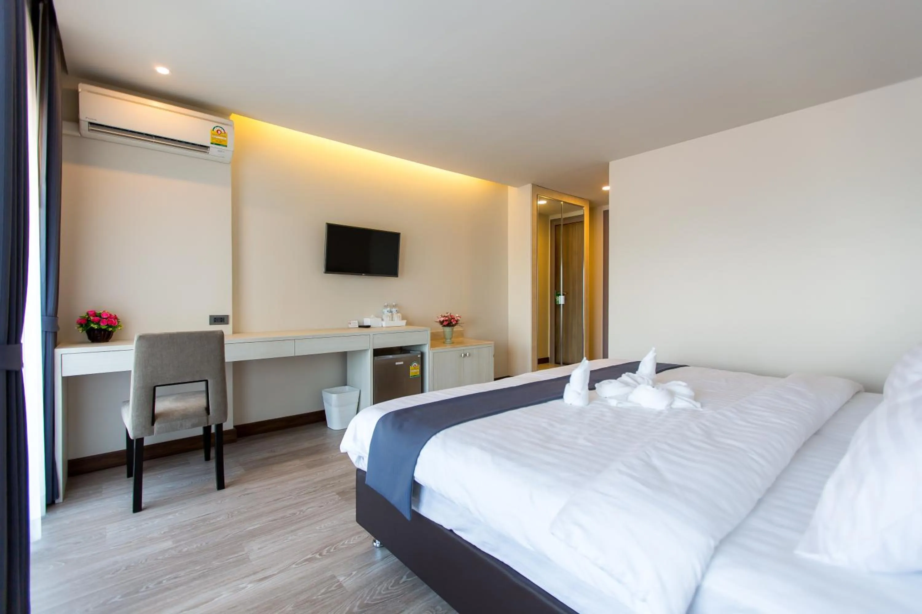 Photo of the whole room, Bed in Rung Aroon Hotel By Le Siri