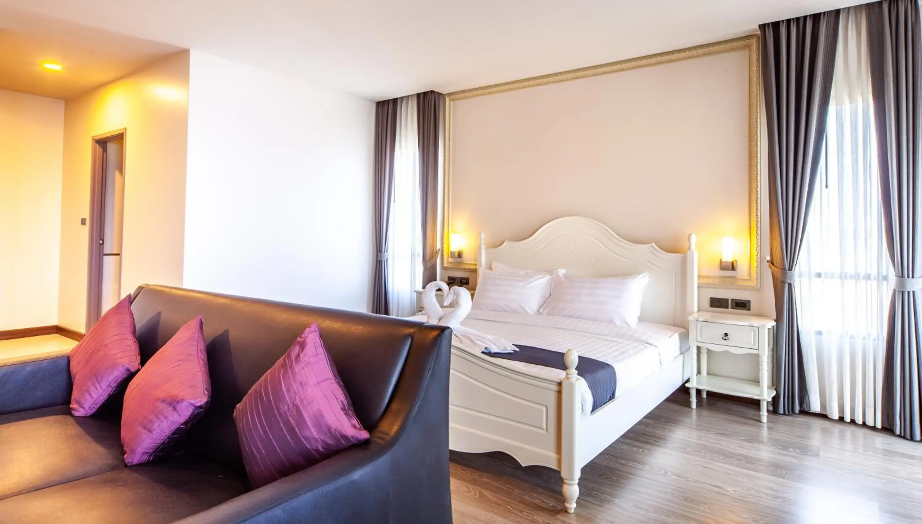 Photo of the whole room, Bed in Rung Aroon Hotel By Le Siri Photo of the whole room, Bed in Rung Aroon Hotel By Le Siri