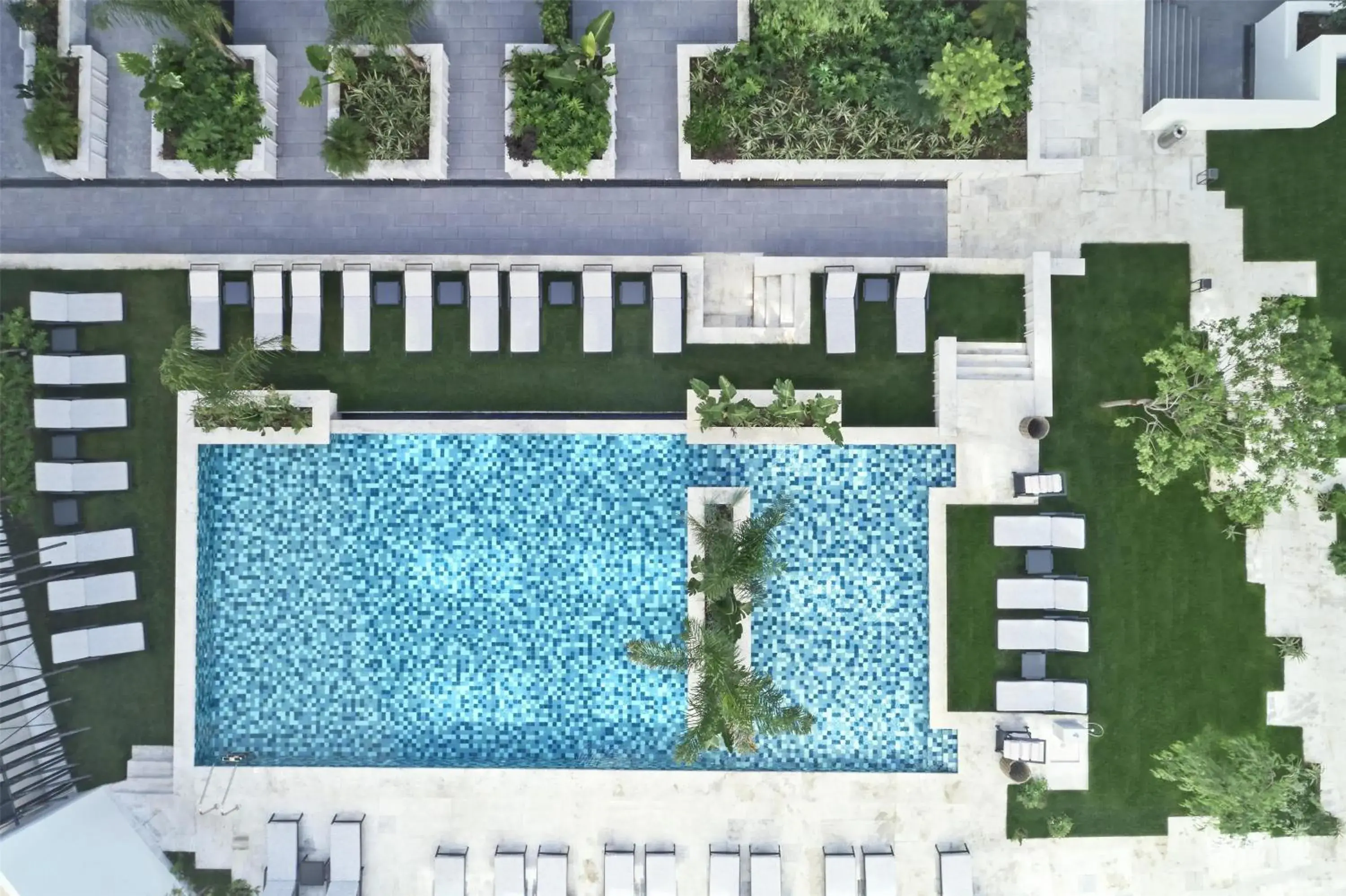 Swimming pool in Grand Hyatt Athens Swimming pool in Grand Hyatt Athens
