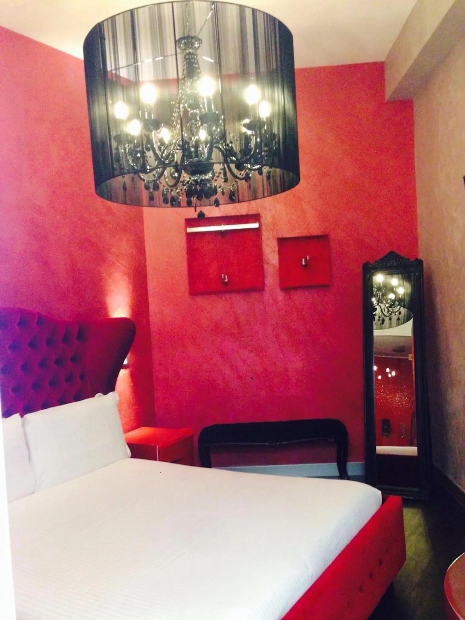 Photo of the whole room, Bed in iRooms Central Station