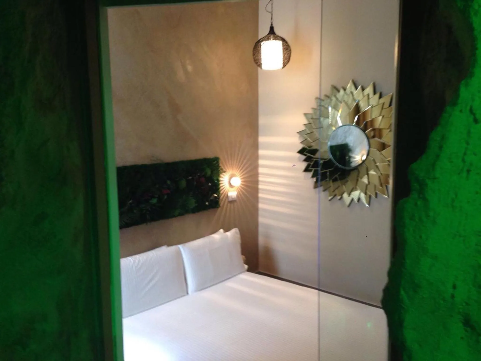 Photo of the whole room, Bed in iRooms Central Station