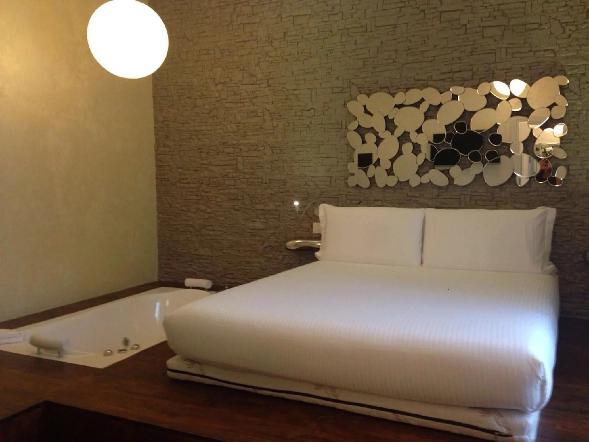 Photo of the whole room, Bed in iRooms Central Station