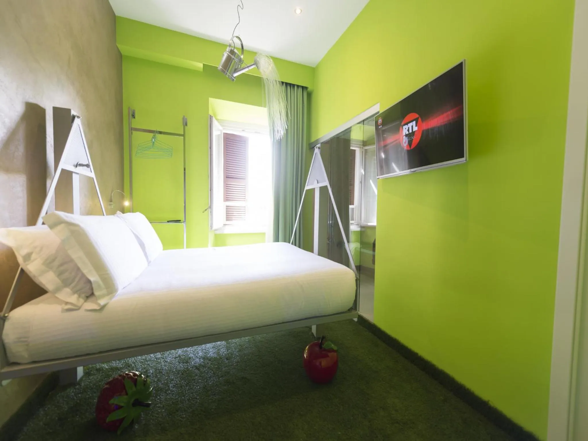 Photo of the whole room, Bed in iRooms Central Station