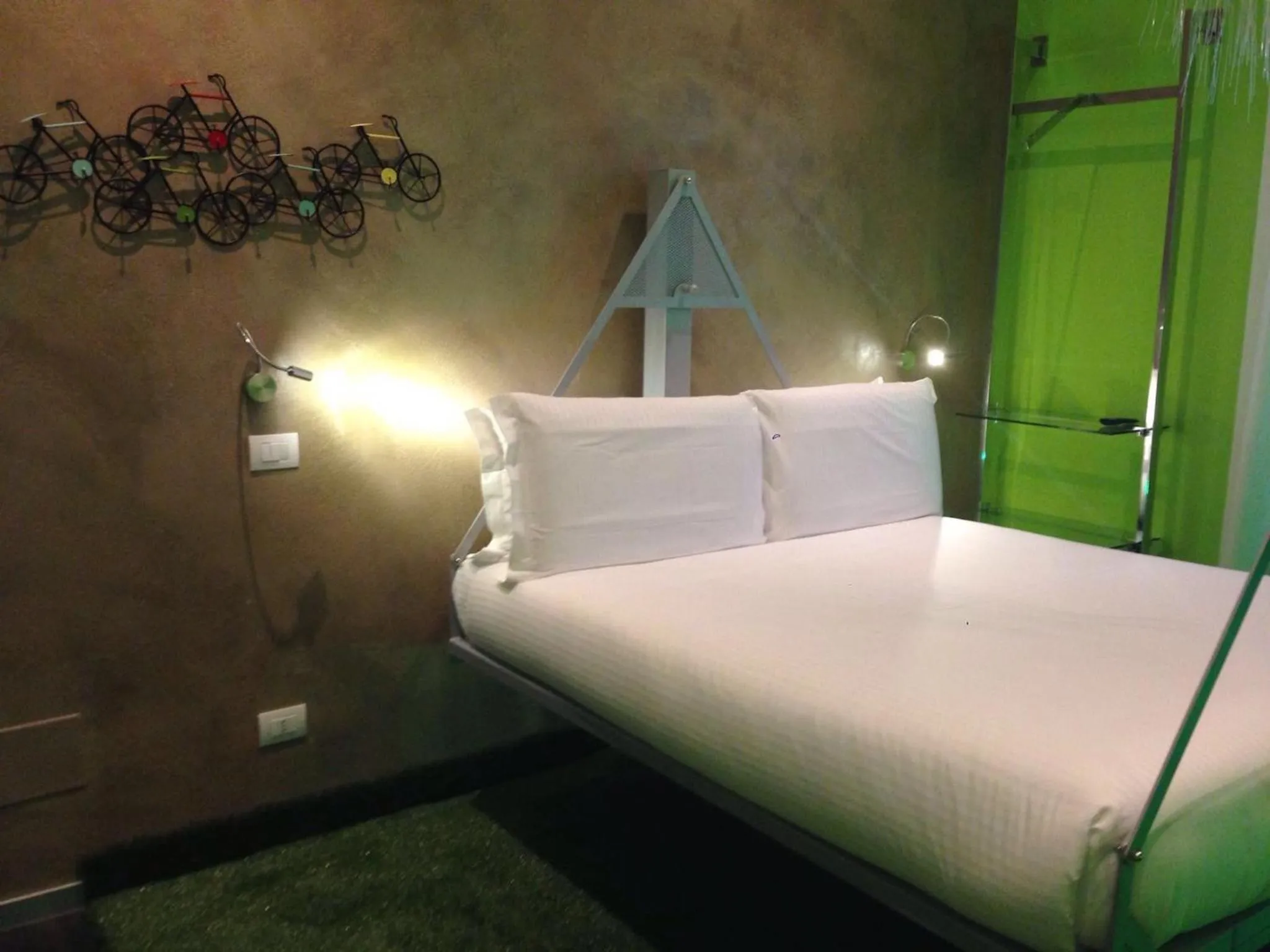 Photo of the whole room, Bed in iRooms Central Station