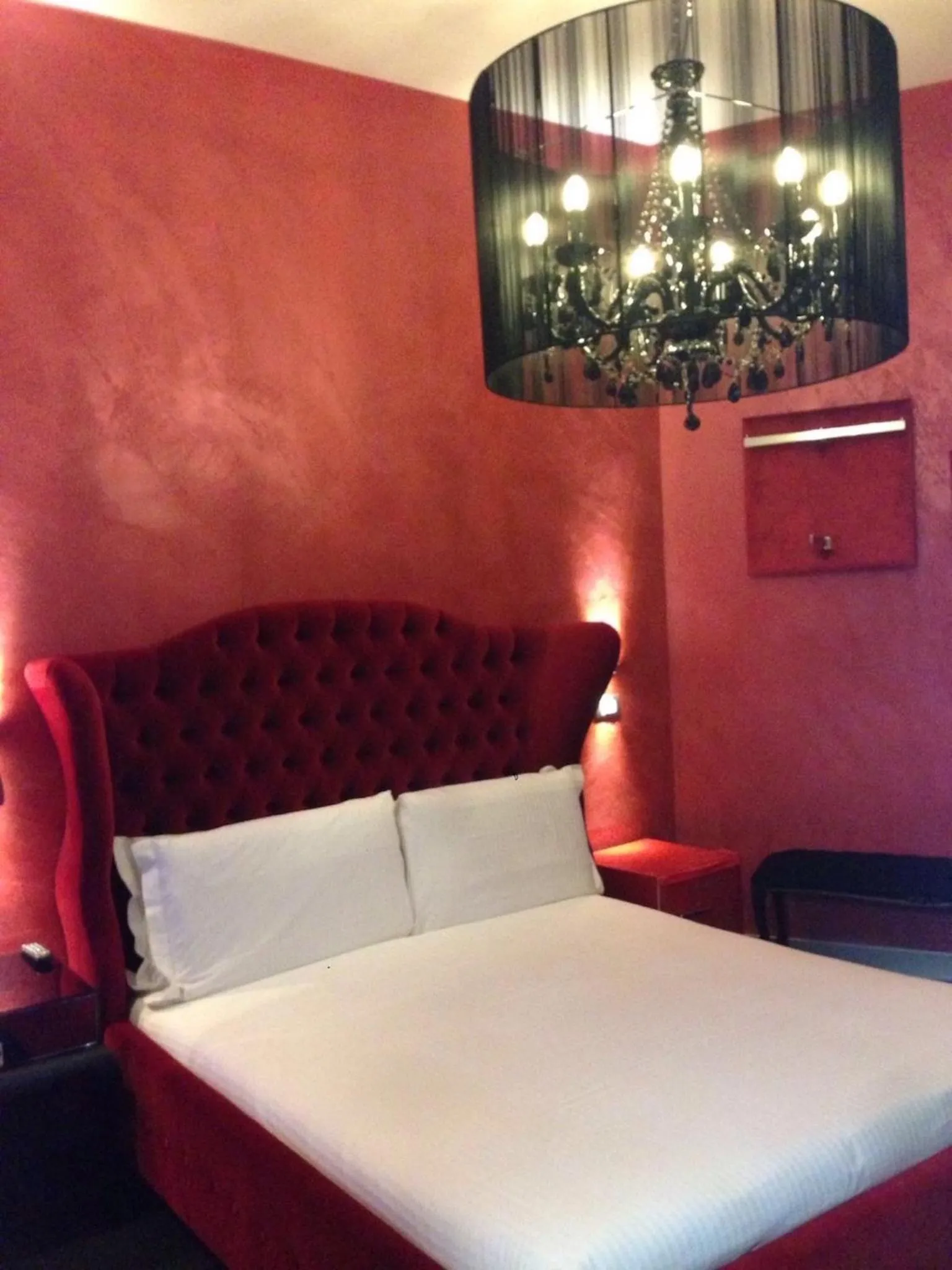 Photo of the whole room, Bed in iRooms Central Station