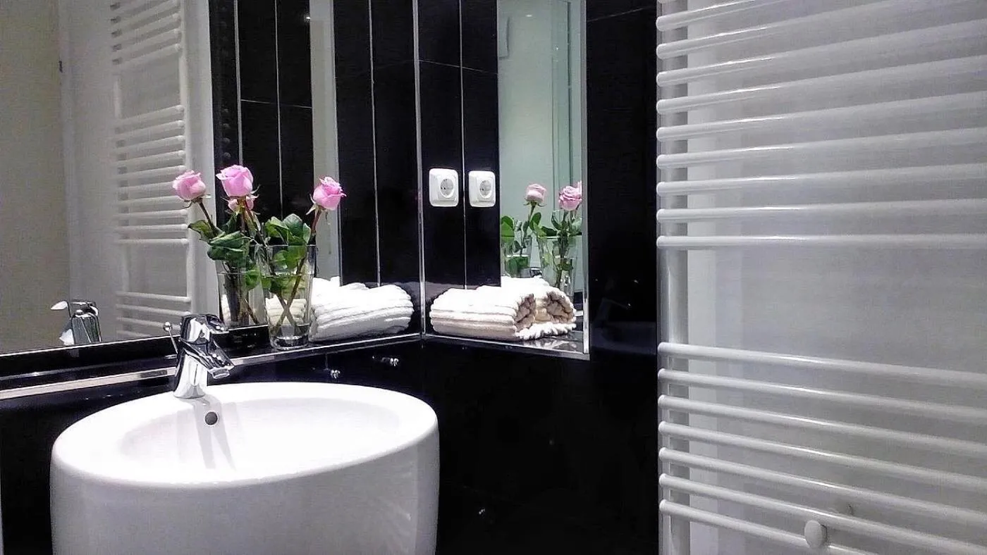 Bathroom in Hardi's Hotel