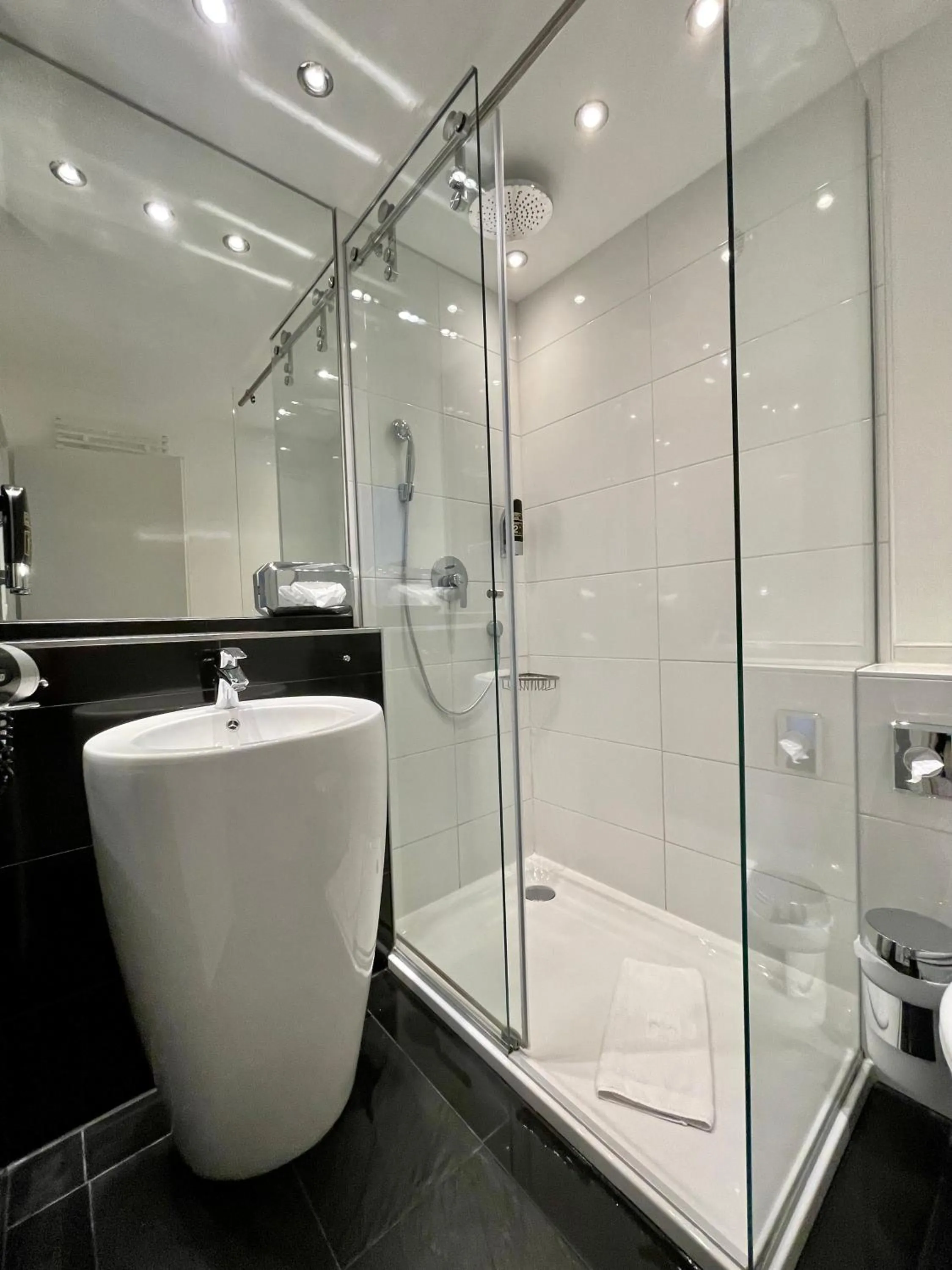 Bathroom in Hardi's Hotel