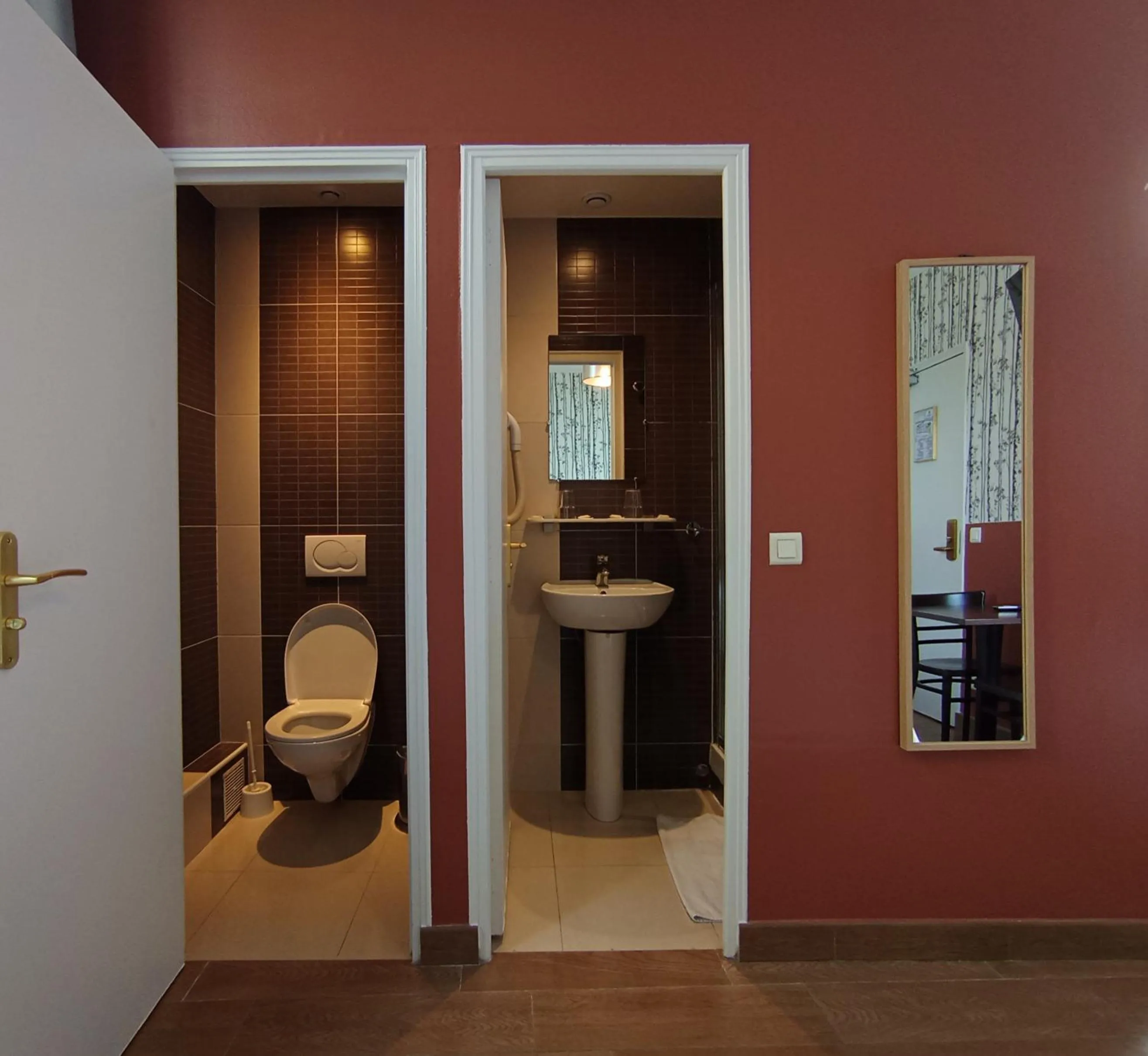 Toilet in Caulaincourt Montmartre by Hiphophostels