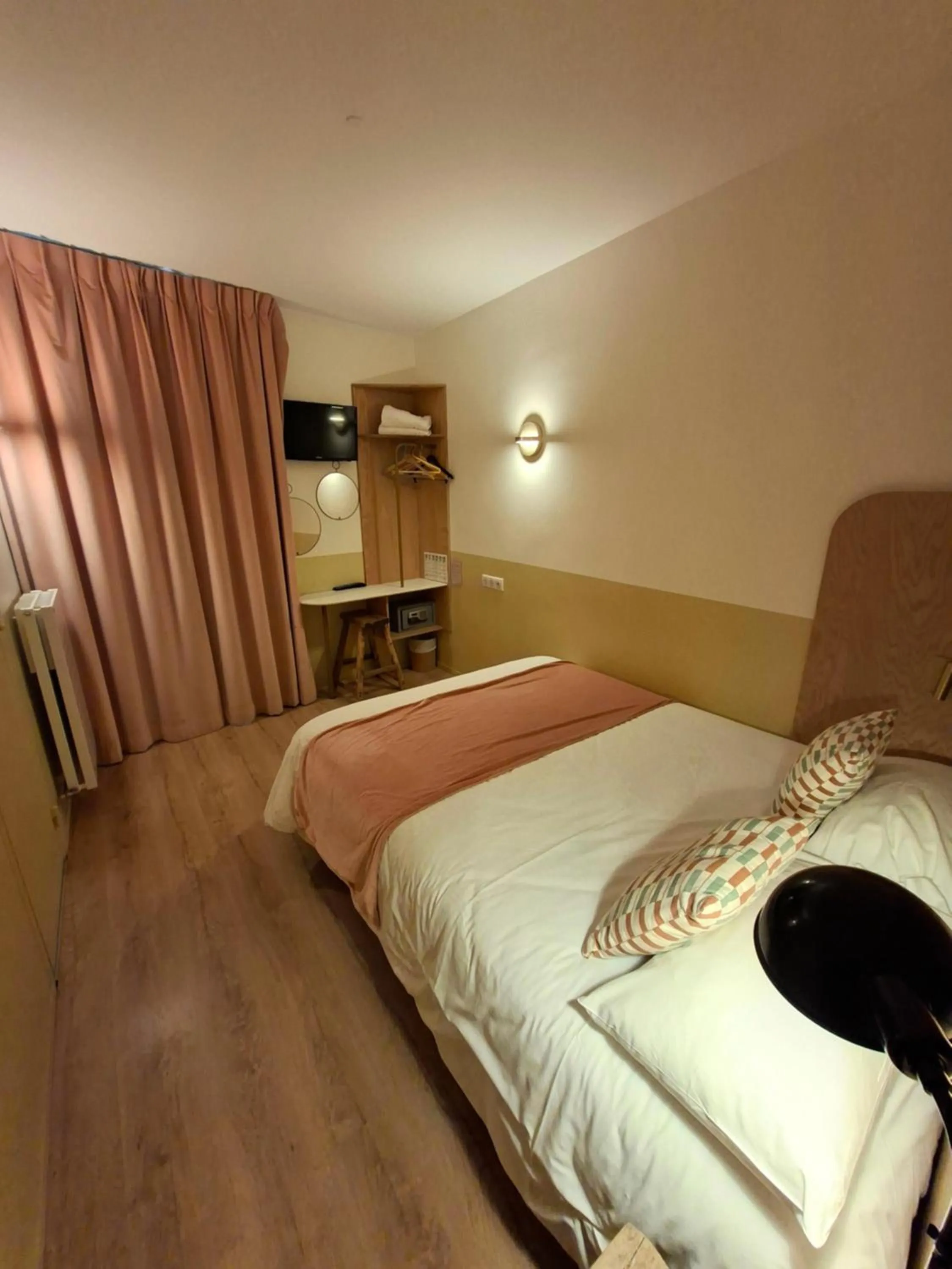 Photo of the whole room, Bed in Caulaincourt Montmartre by Hiphophostels