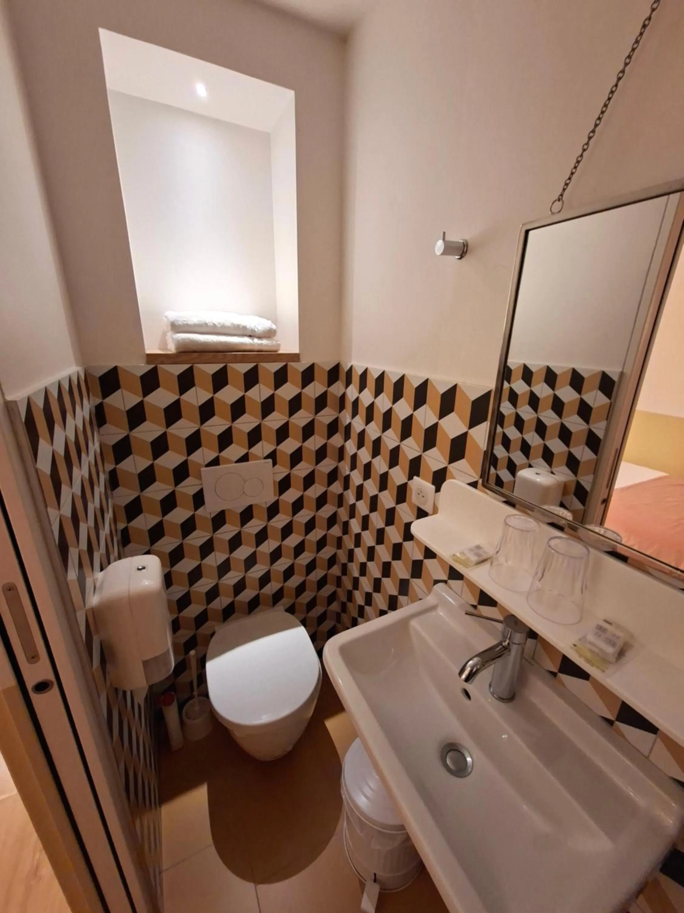 Toilet in Caulaincourt Montmartre by Hiphophostels