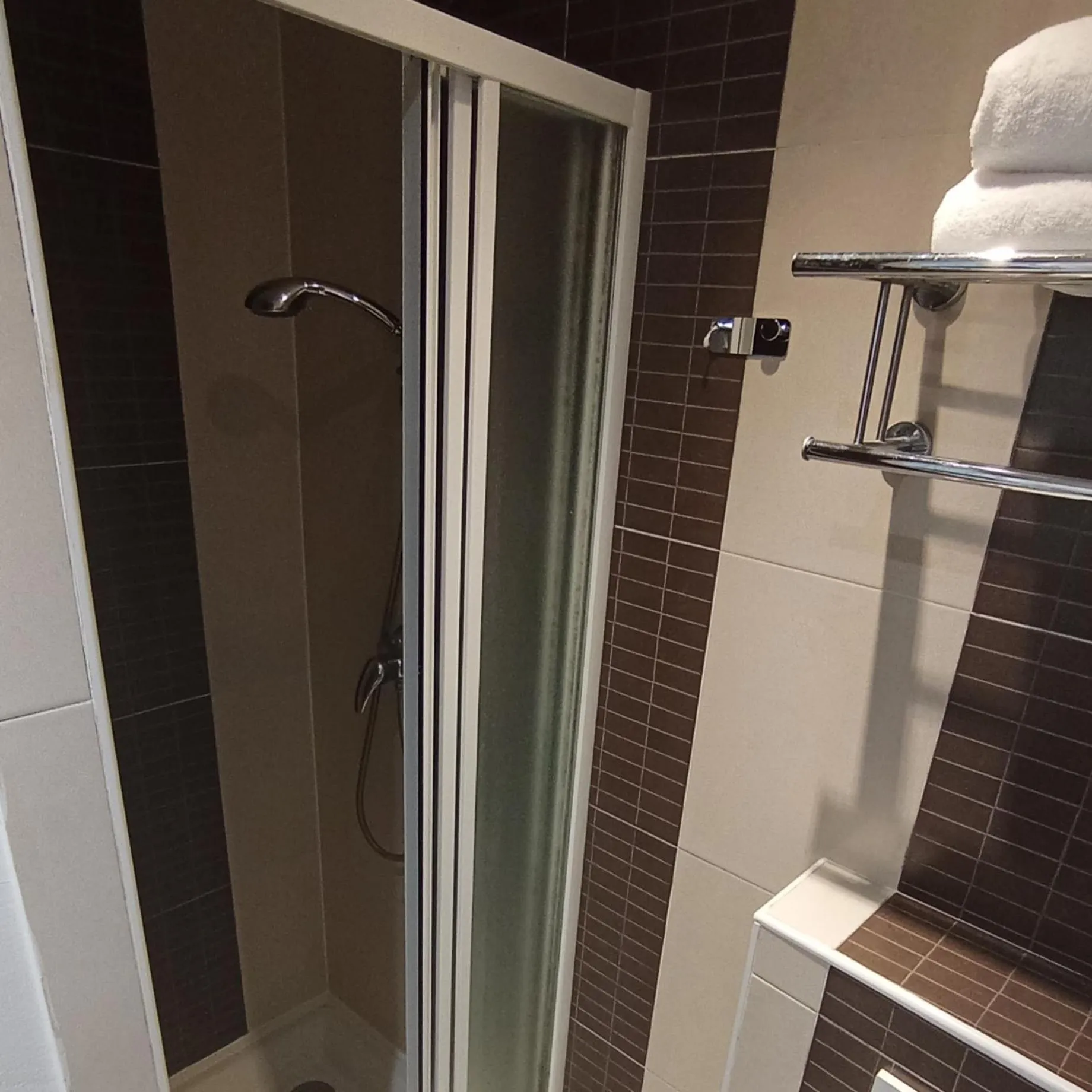 Shower in Caulaincourt Montmartre by Hiphophostels