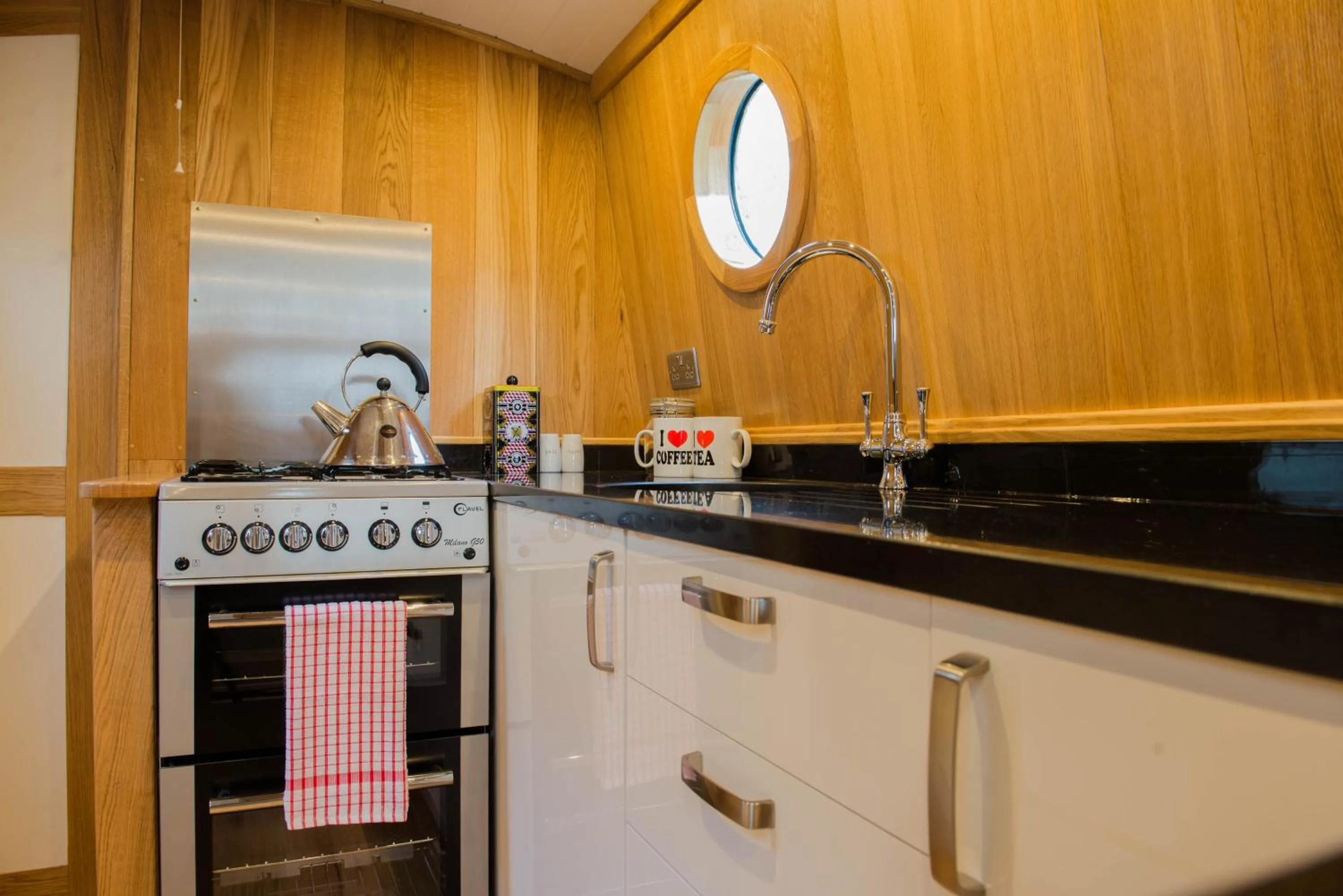 Kitchen or kitchenette in Narrowboat Puzzle