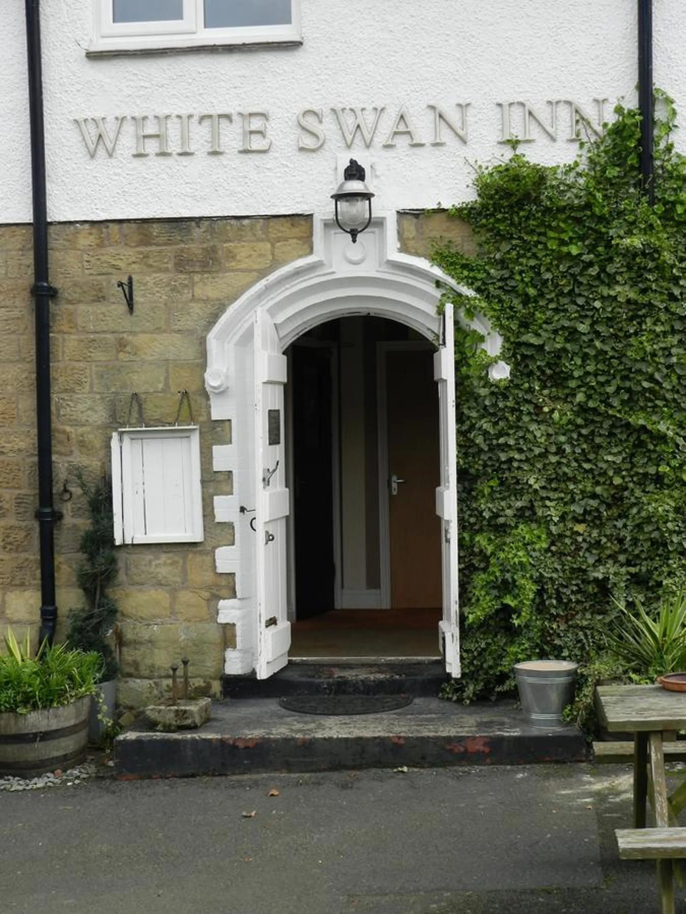 Facade/entrance in White Swan Inn