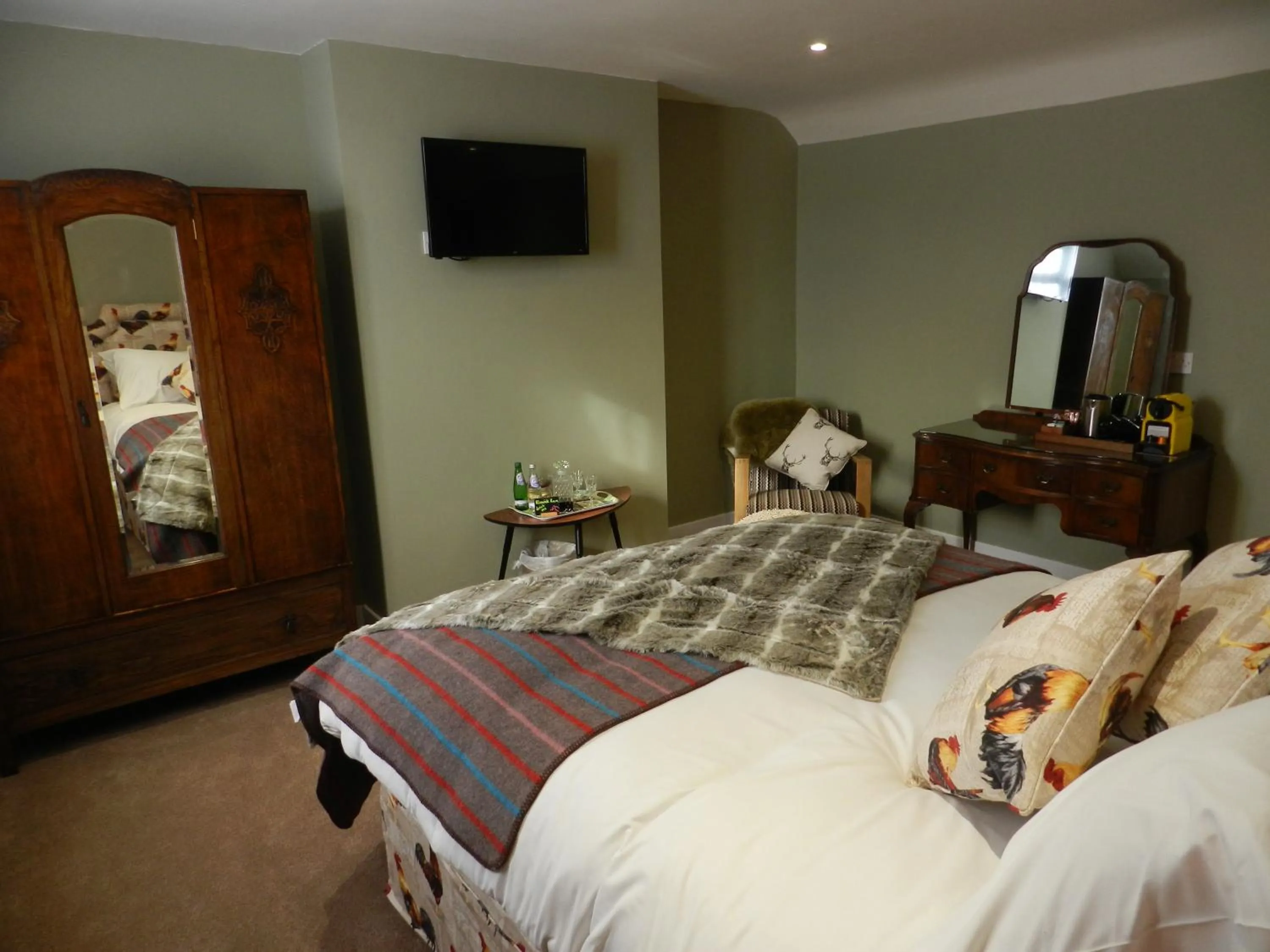 Photo of the whole room, Bed in White Swan Inn