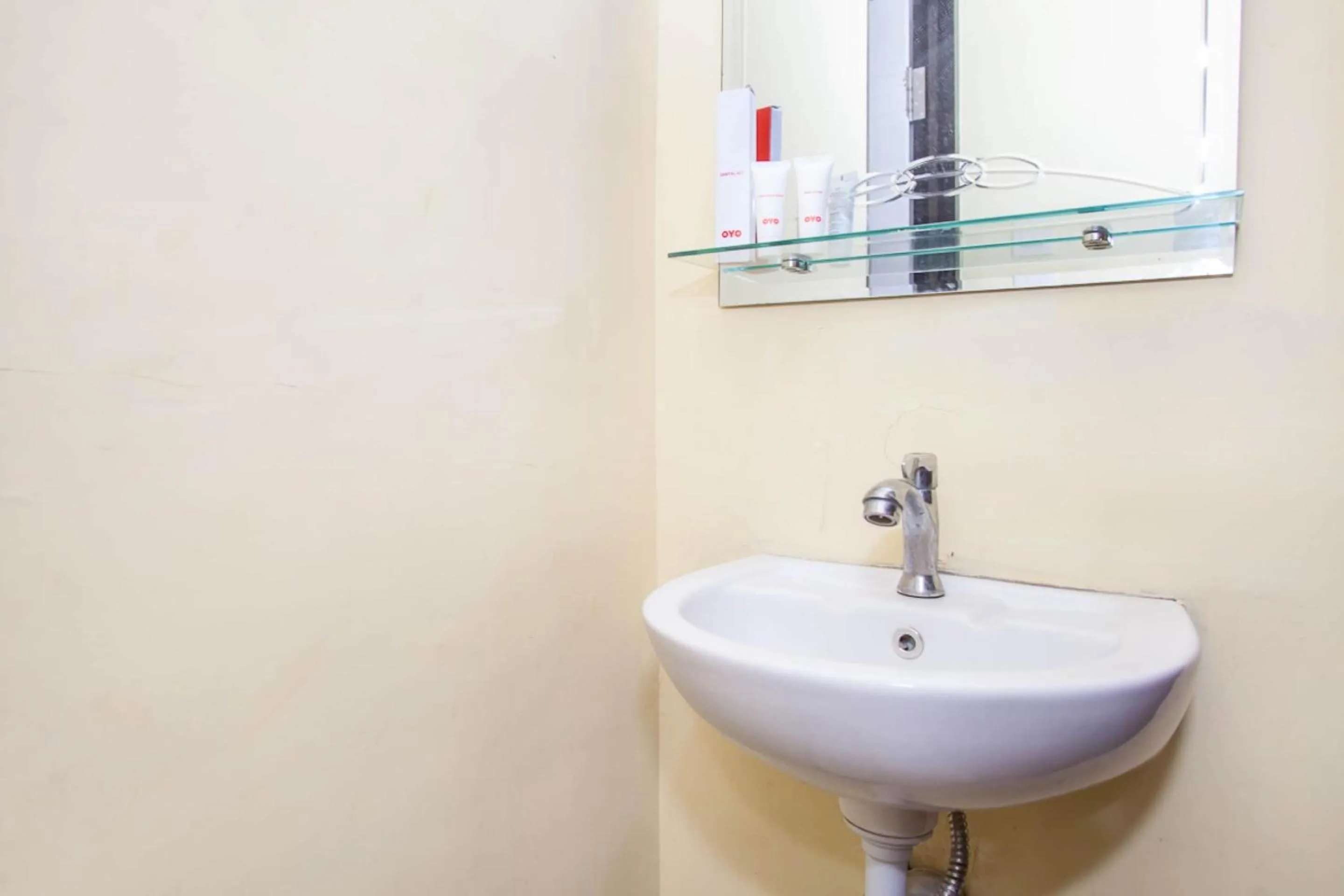Bathroom in Capital O 887 Green Hill Hotel And Convention Center