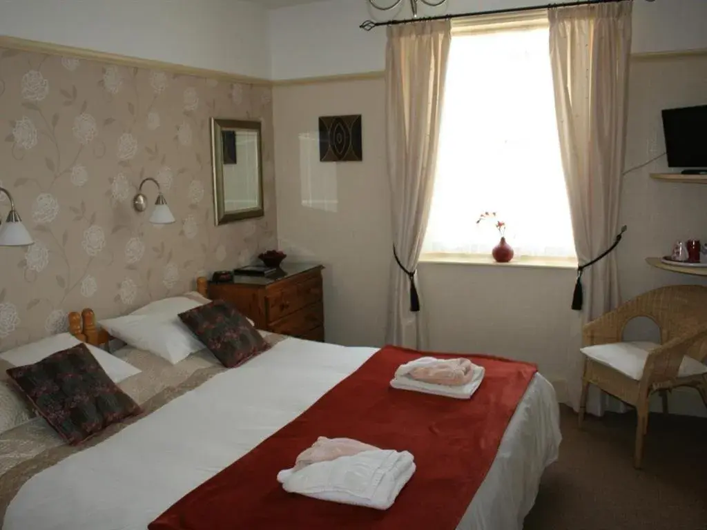 Twin Room with Shower in Cromwell House Twin Room with Shower in Cromwell House