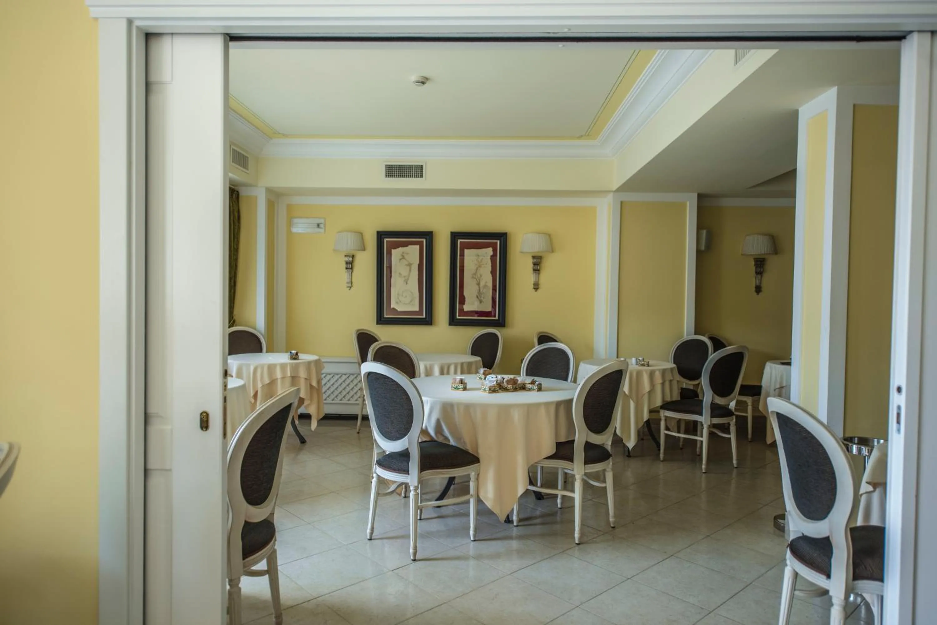 Restaurant/places to eat in Villa Daphne