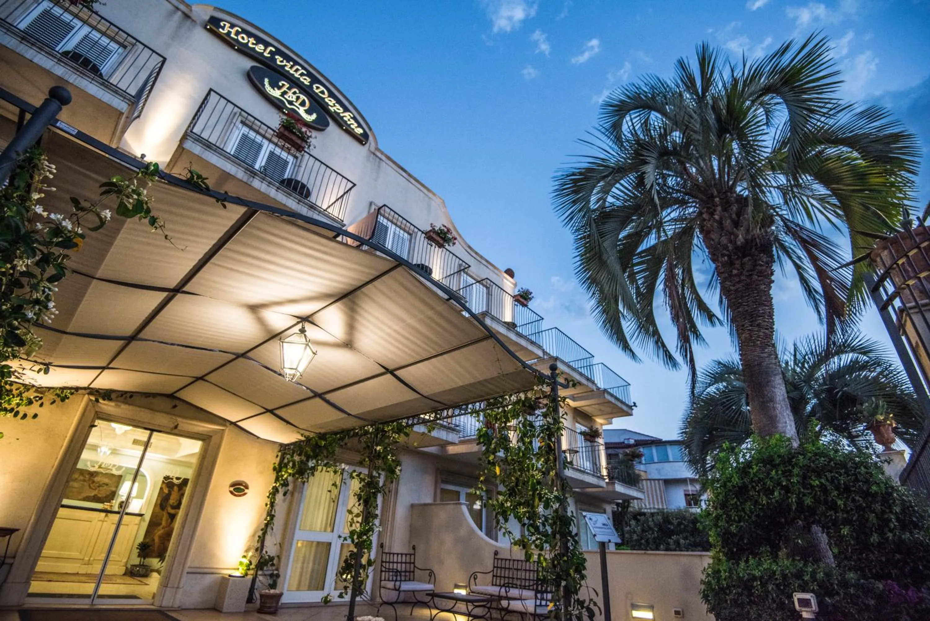 Facade/entrance in Villa Daphne