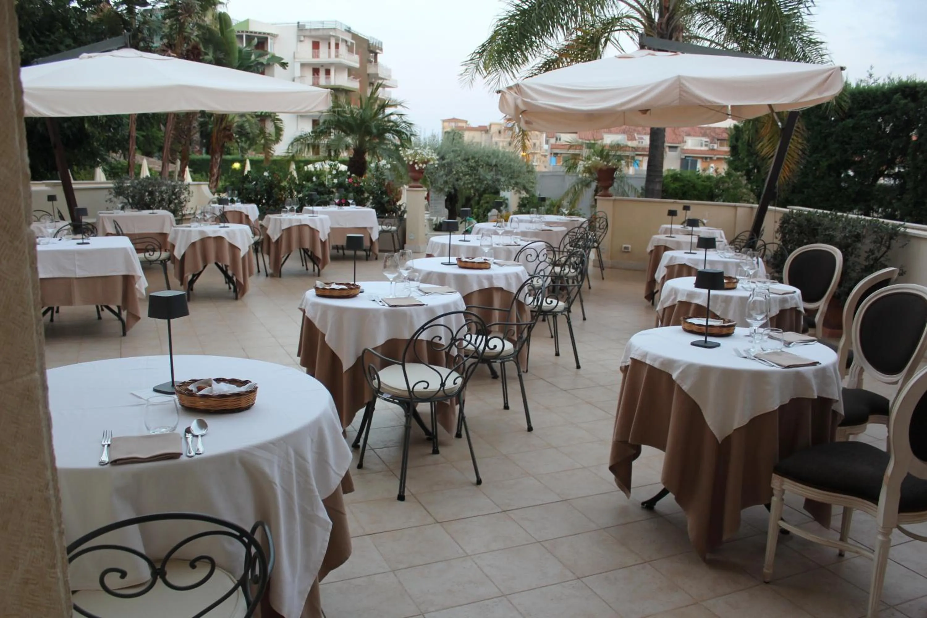 Restaurant/places to eat in Villa Daphne