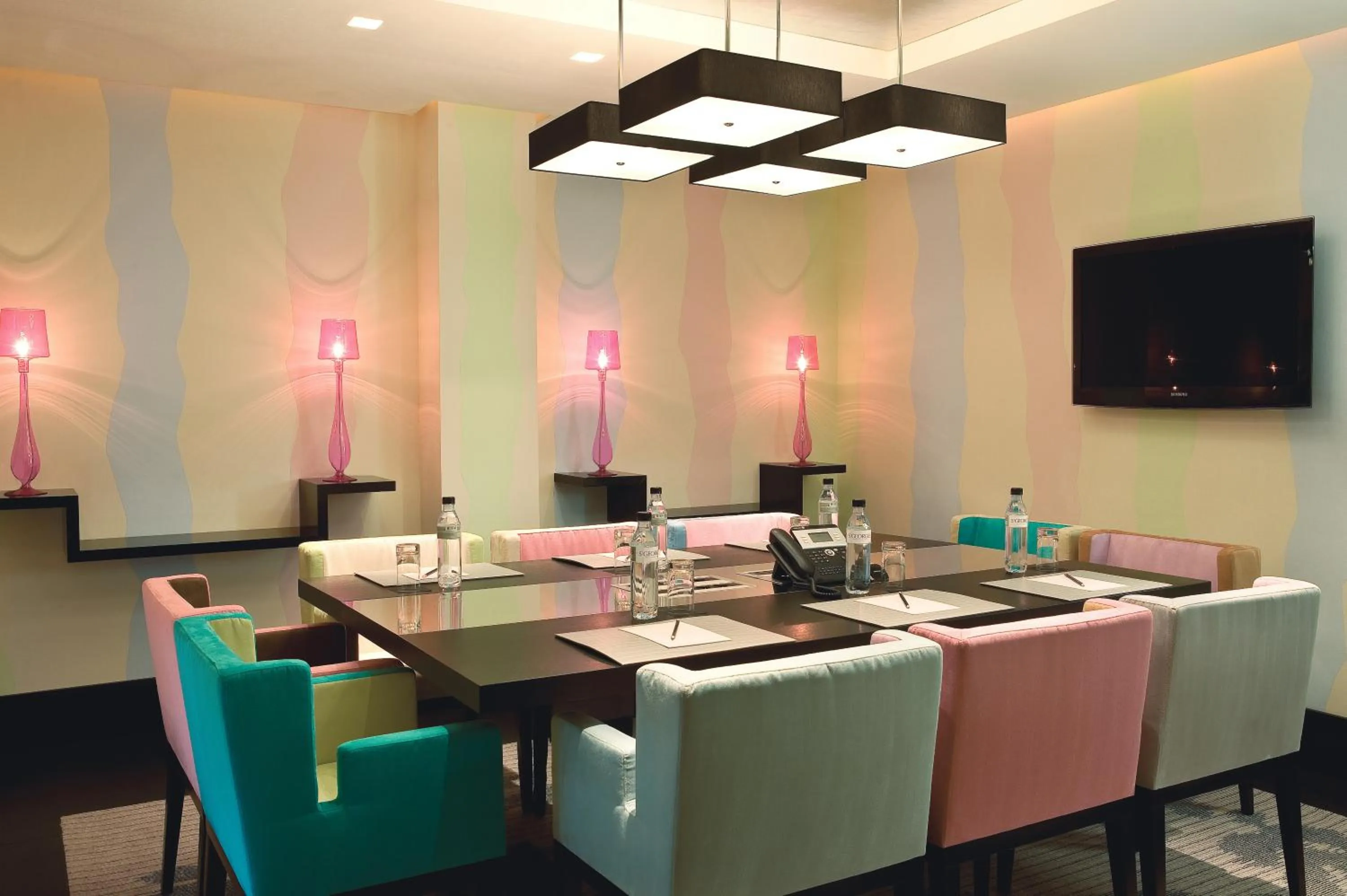 Restaurant/places to eat in Les Jardins De La Villa