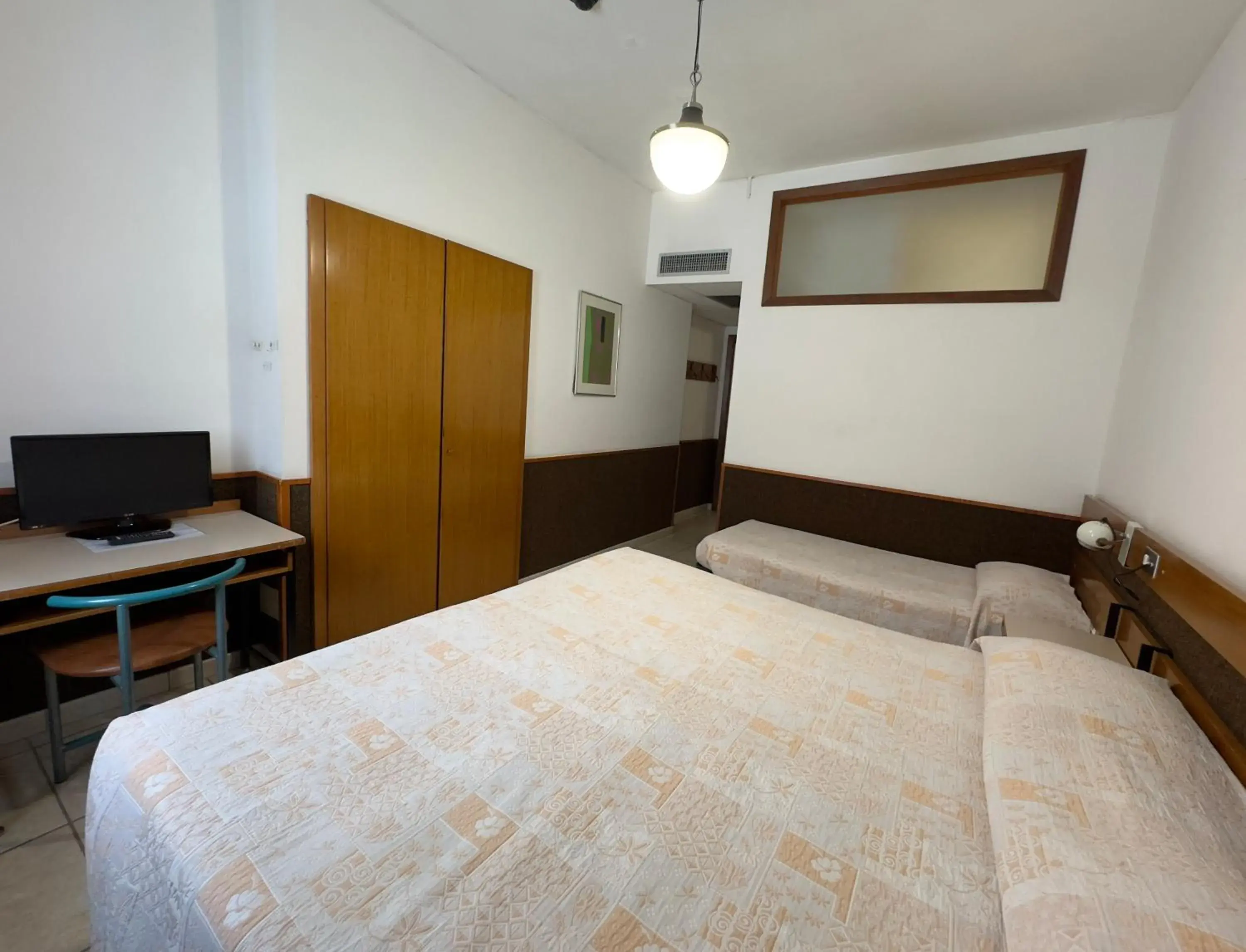 Triple Room in Hotel Holidays Triple Room in Hotel Holidays