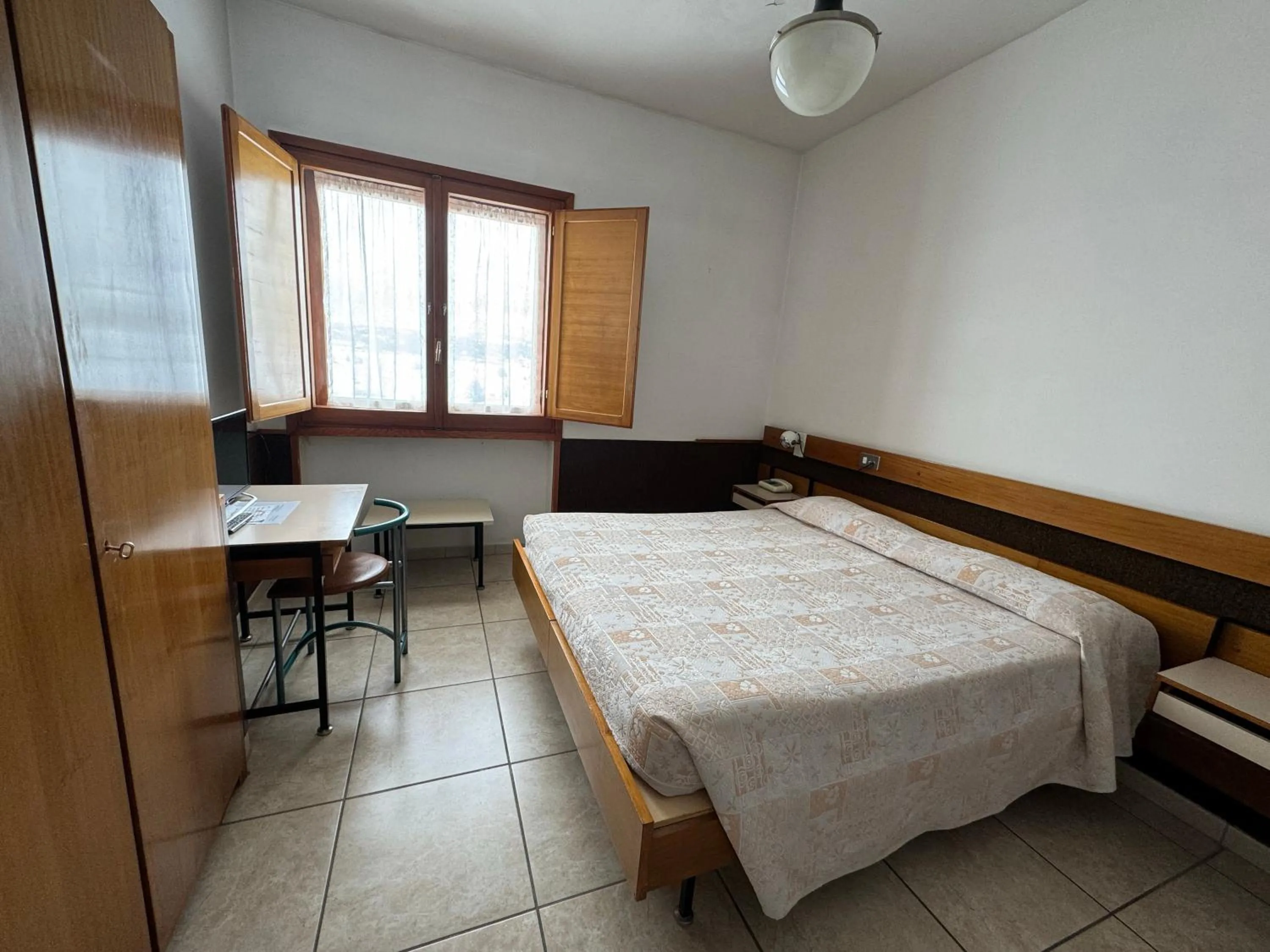 Bedroom, Bed in Hotel Holidays