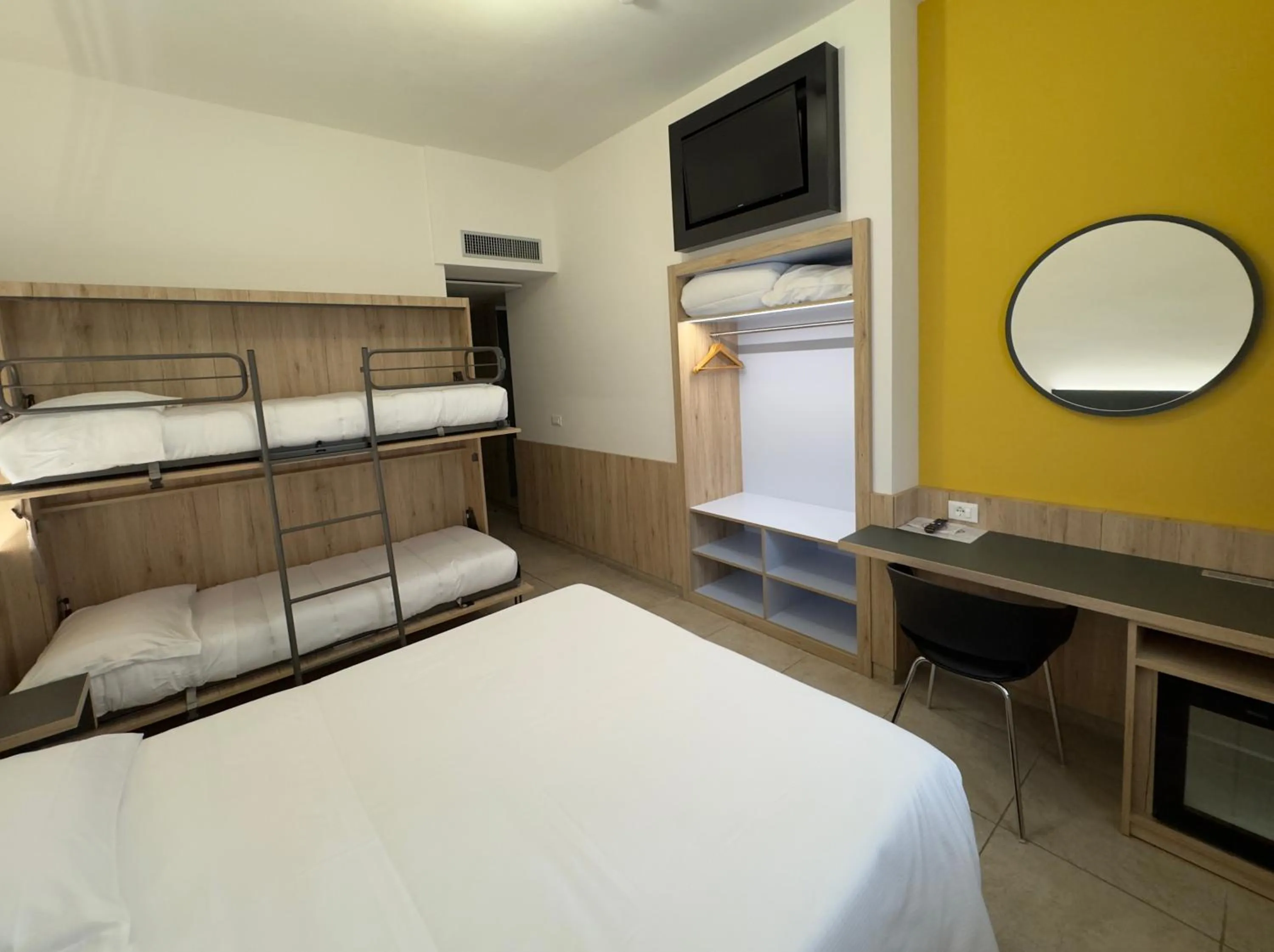 Bedroom, Bed in Hotel Holidays