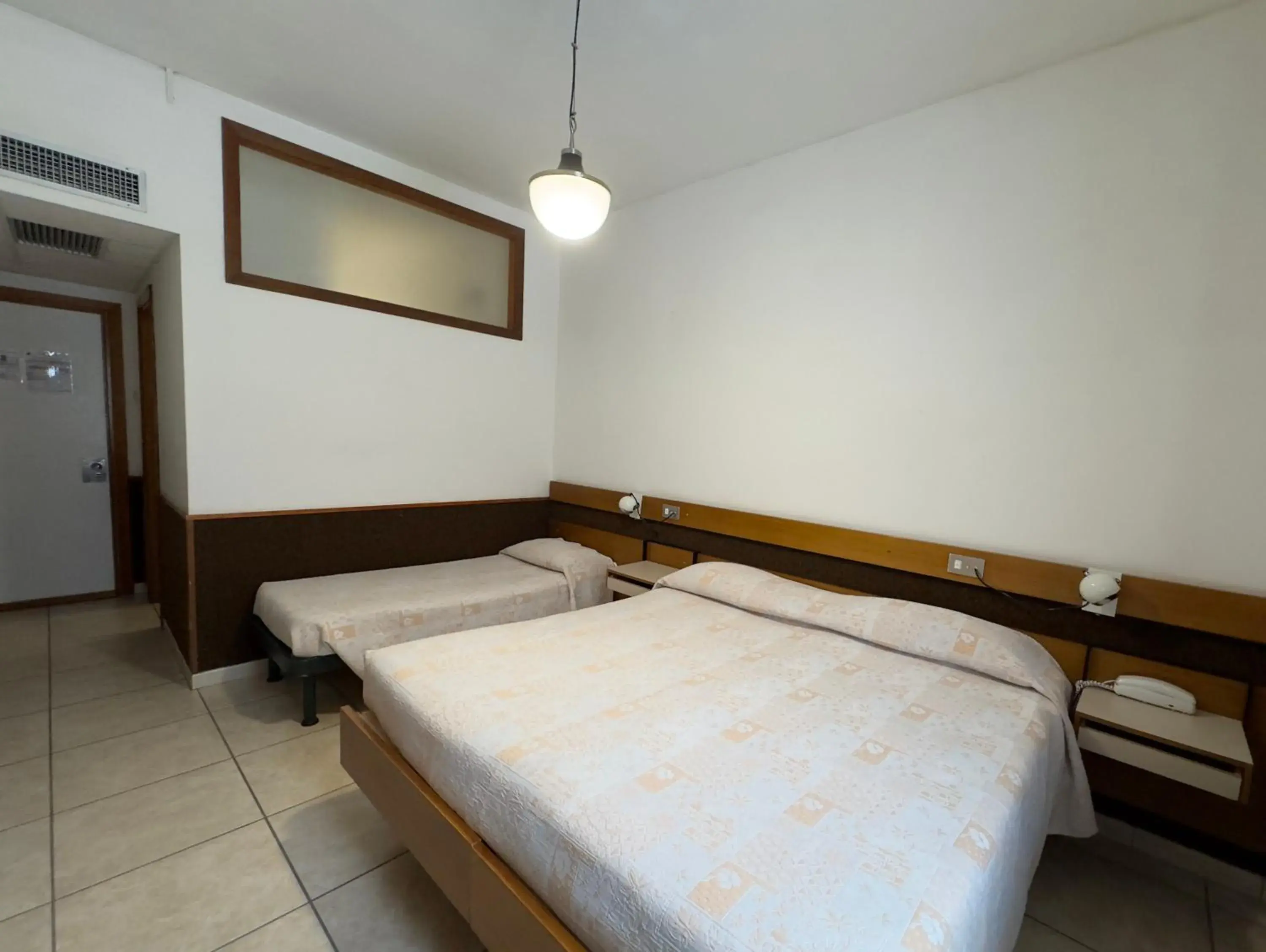 Triple Room in Hotel Holidays Triple Room in Hotel Holidays