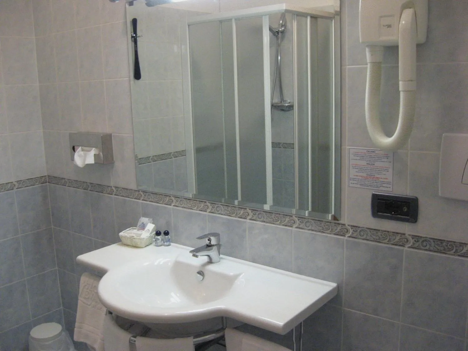 Bathroom in Hotel Levante