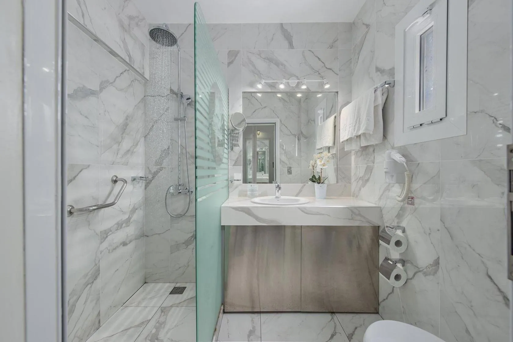 Shower in Adrina Beach Hotel