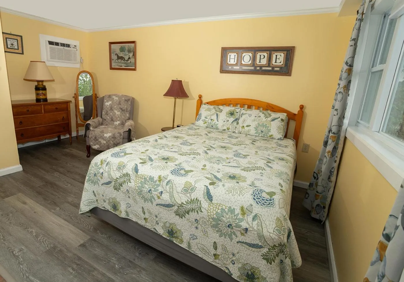 Bed in Governor's Rock Motel