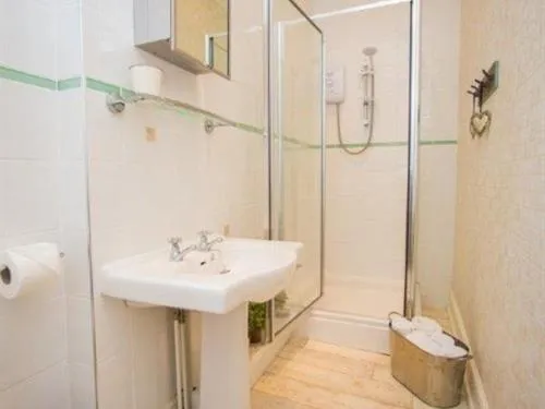 Bathroom in James' Place at Brynawel