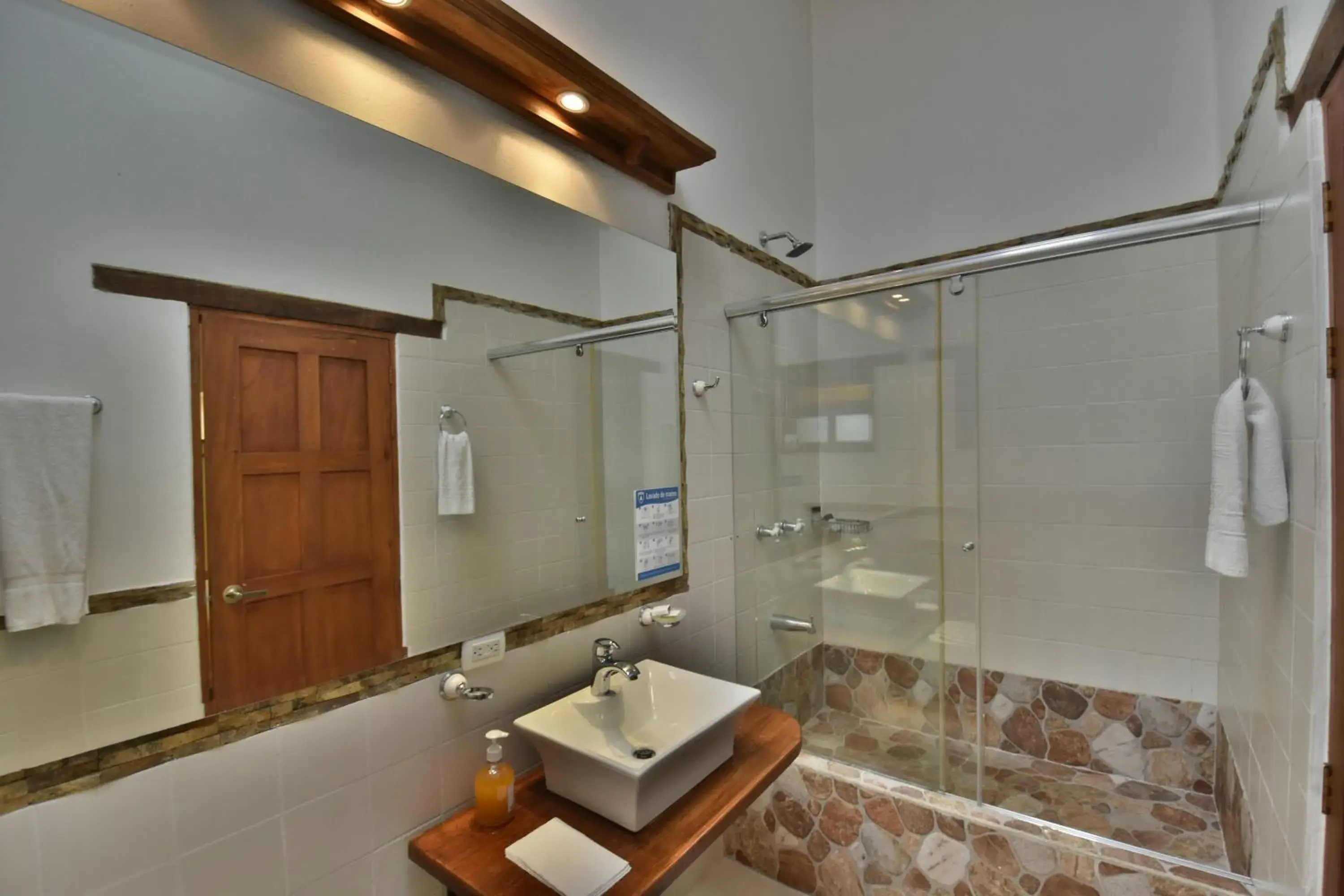 Shower in Hotel Jardines De La Villa Shower in Hotel Jardines De La Villa