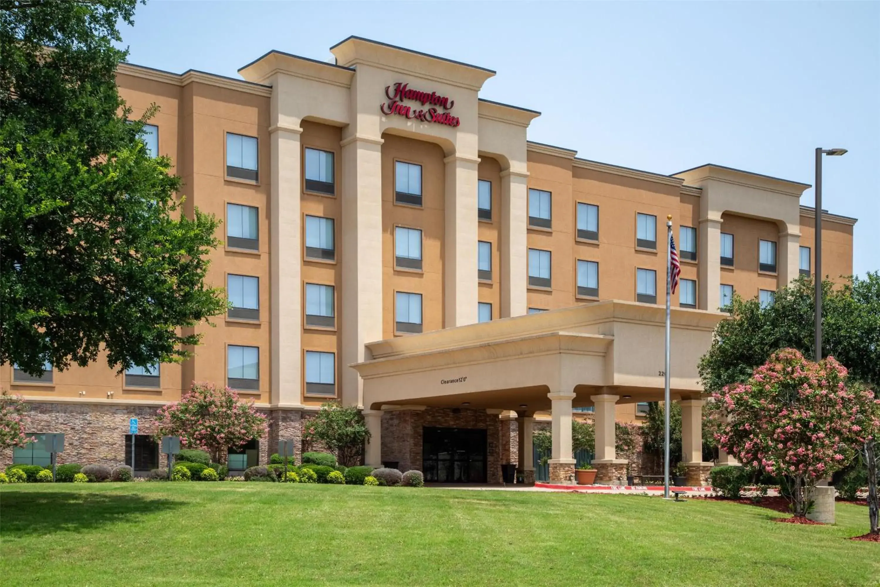 Property building in Hampton Inn & Suites Dallas-Arlington North-Entertainment District Property building in Hampton Inn & Suites Dallas-Arlington North-Entertainment District