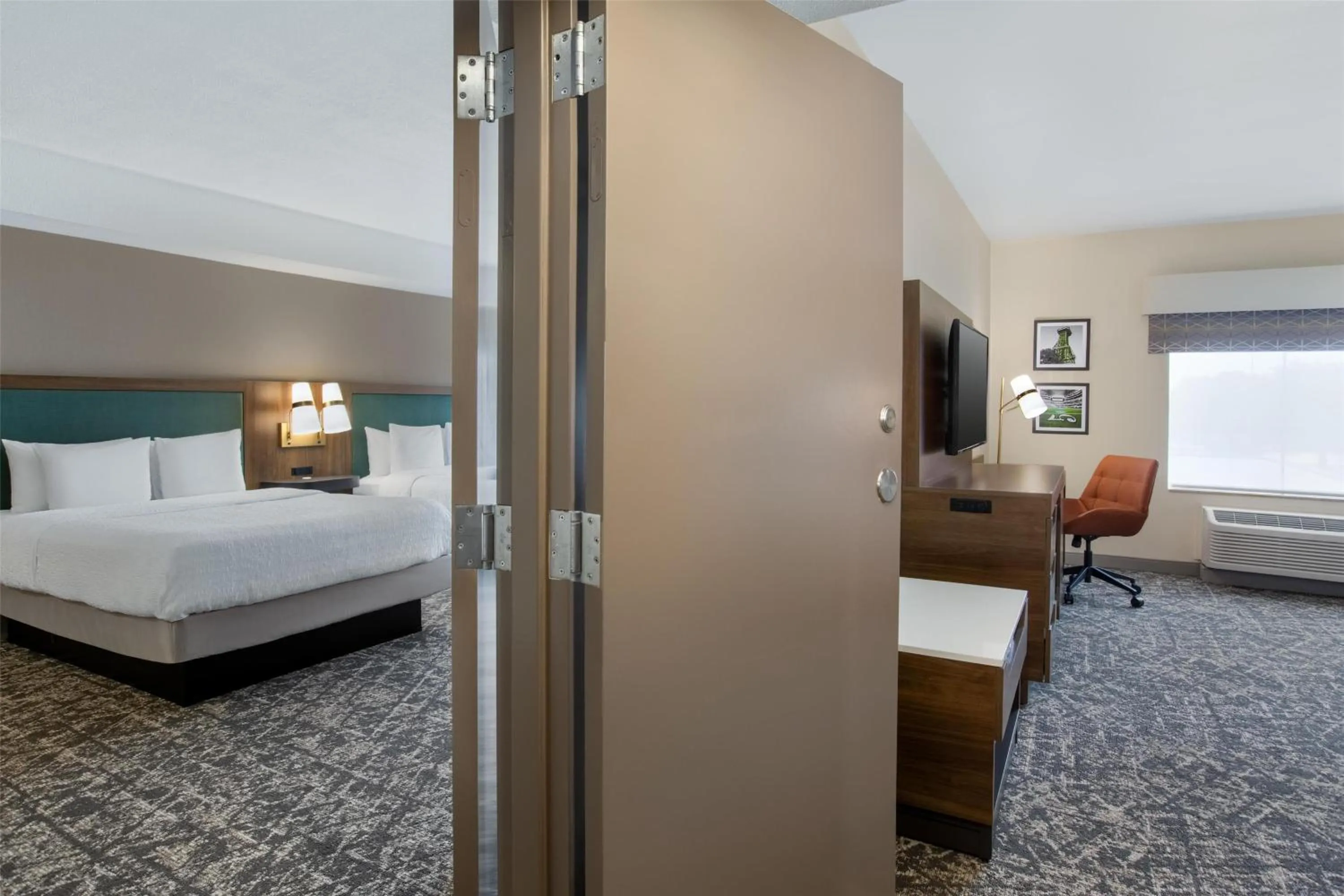 Bed in Hampton Inn & Suites Dallas-Arlington North-Entertainment District