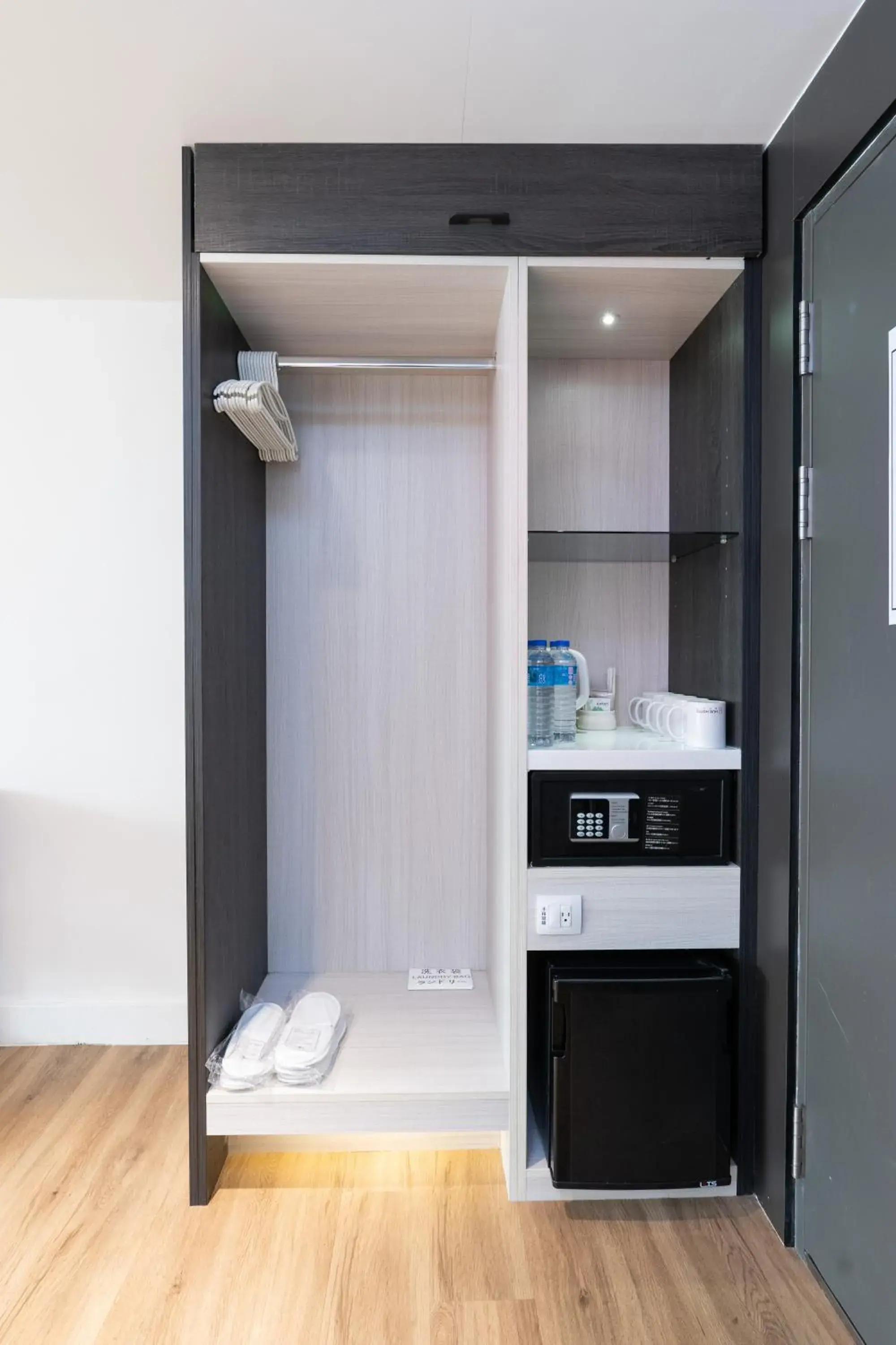 wardrobe, Kitchen/Kitchenette in Hub Hotel