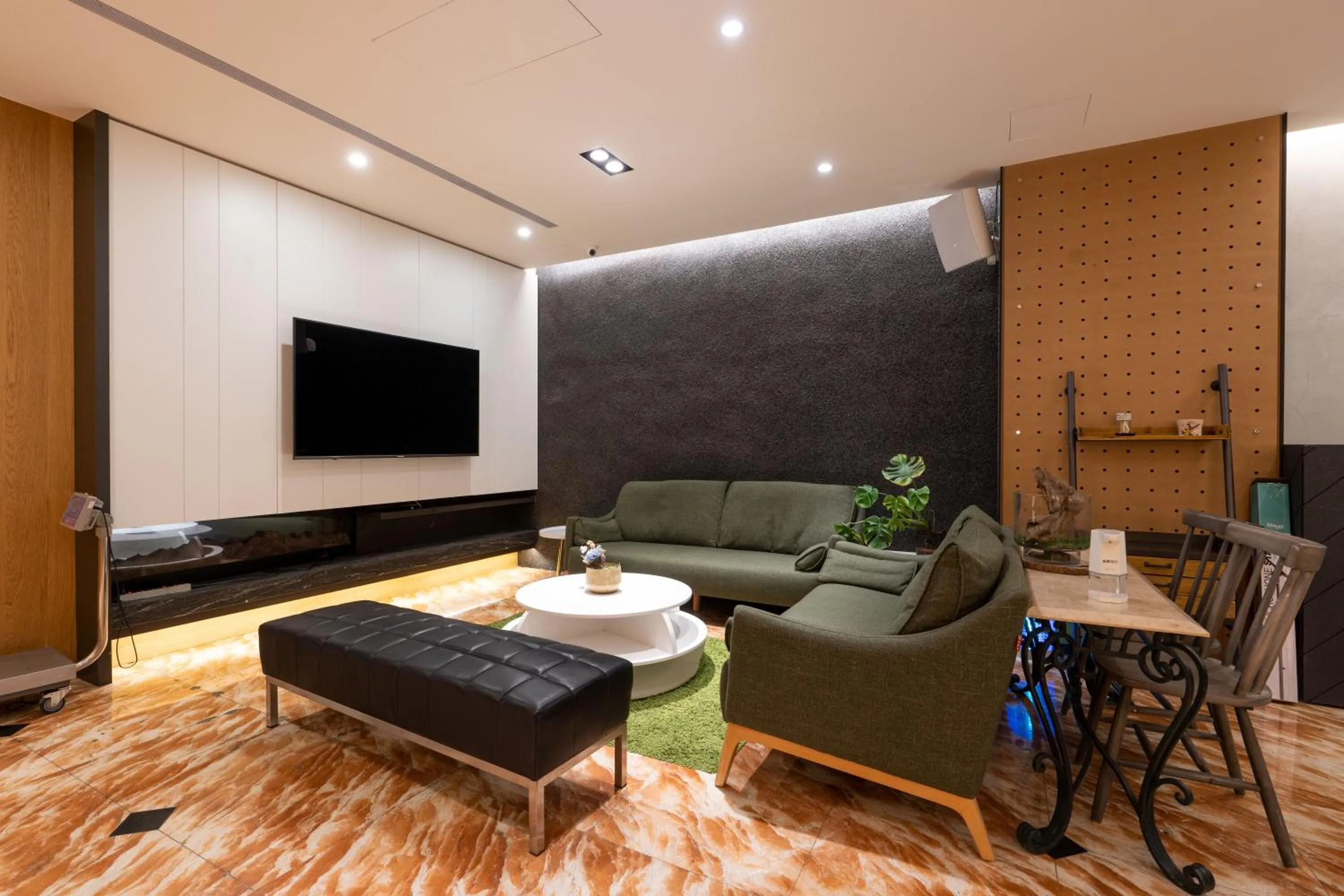 Communal lounge/ TV room in Hub Hotel Zhongli