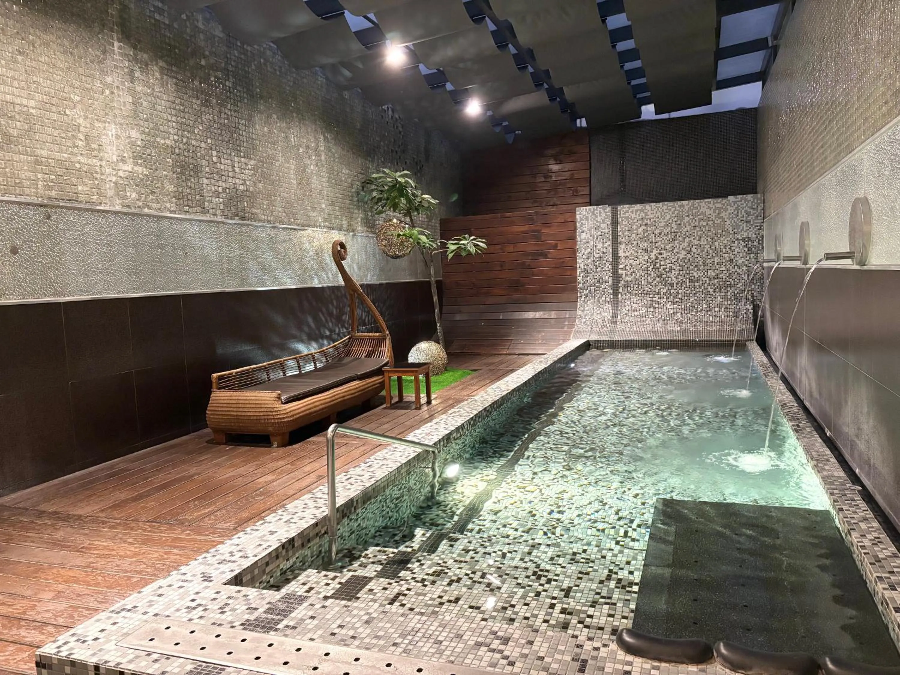 Swimming pool in Xiadu Motel