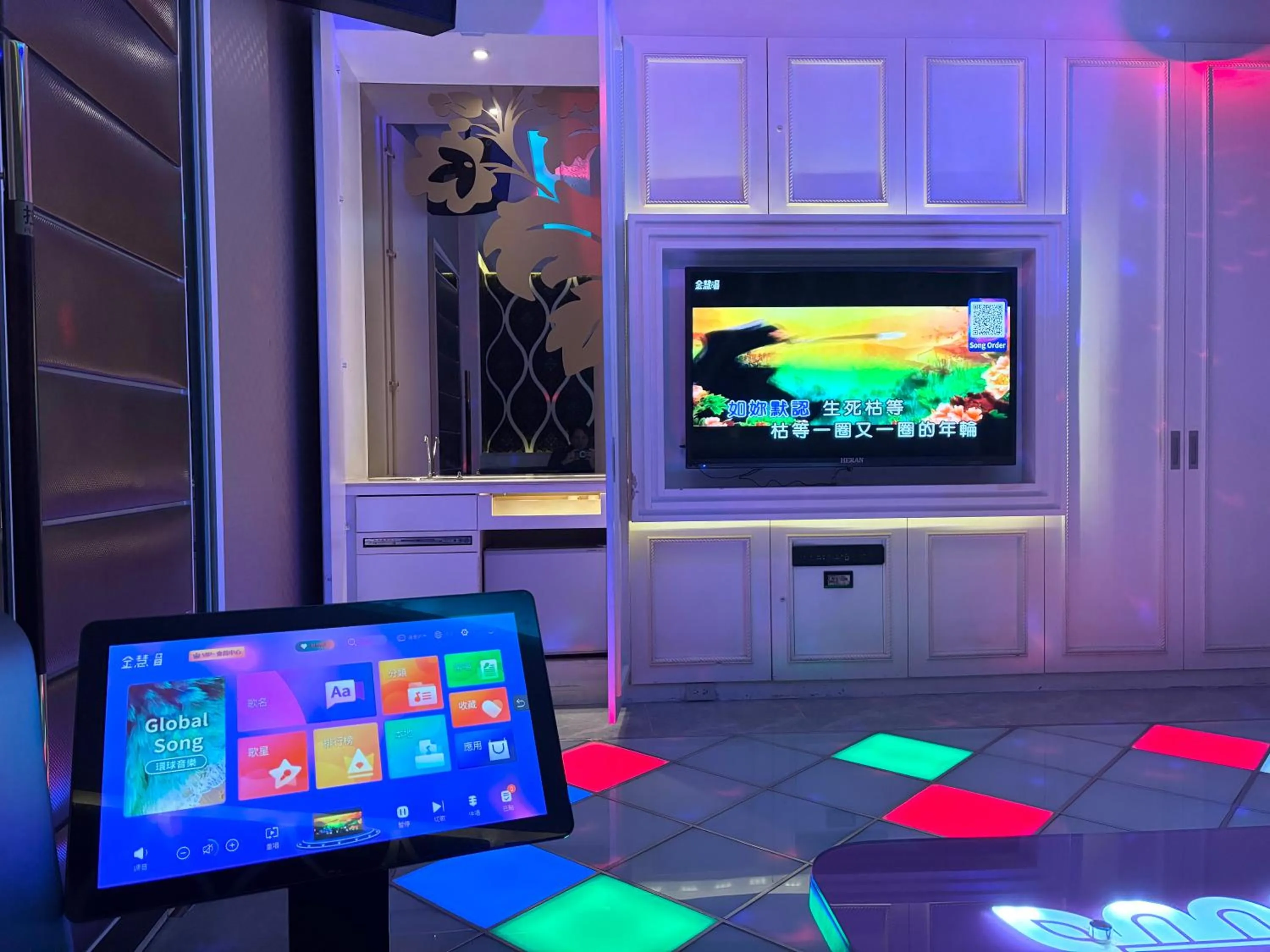 Karaoke in Xiadu Motel