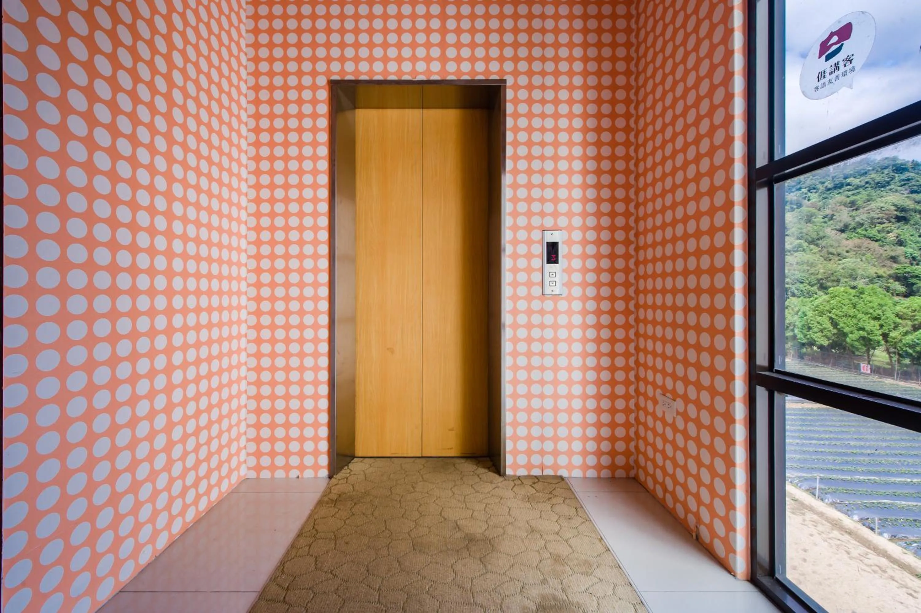 elevator in Quan Ming B&B