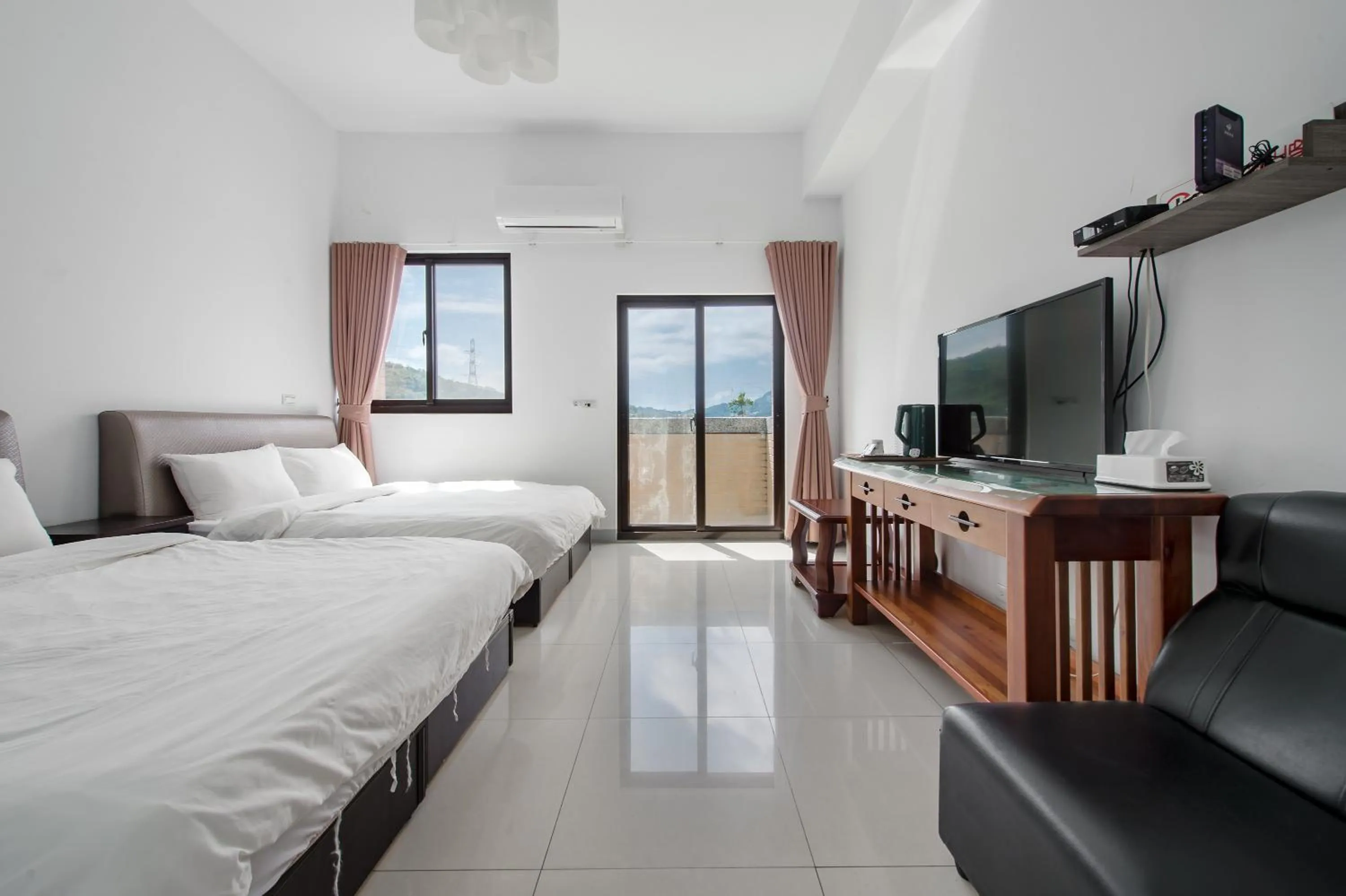 Photo of the whole room, Bed in Quan Ming B&B