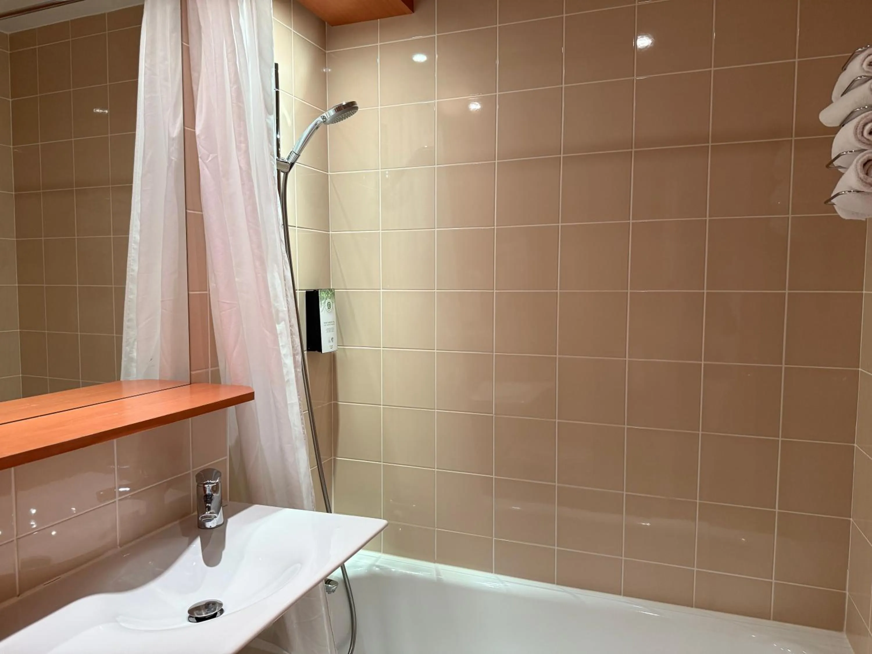 Shower in Kyriad Rennes Nord Hotel
