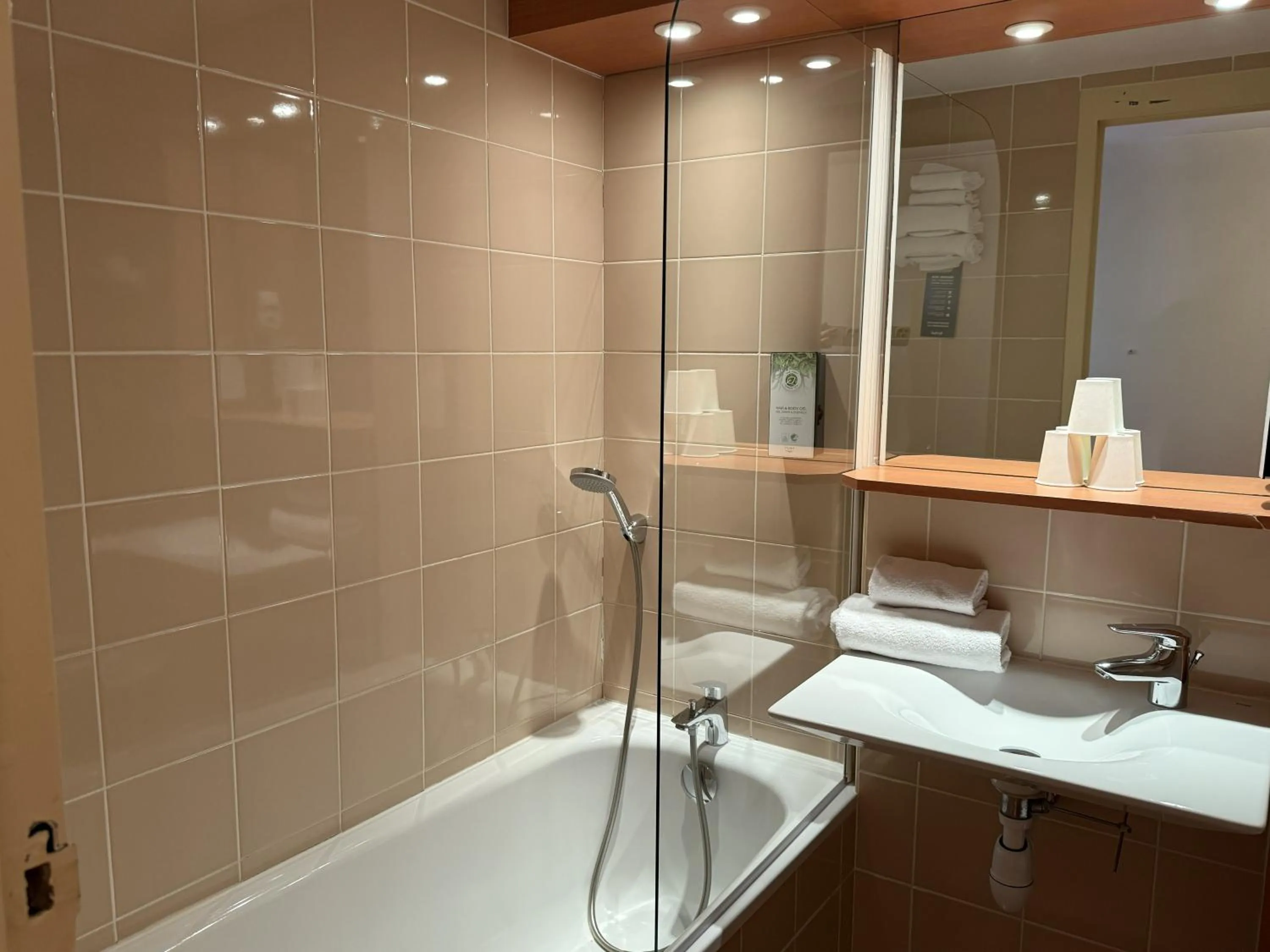 Shower in Kyriad Rennes Nord Hotel