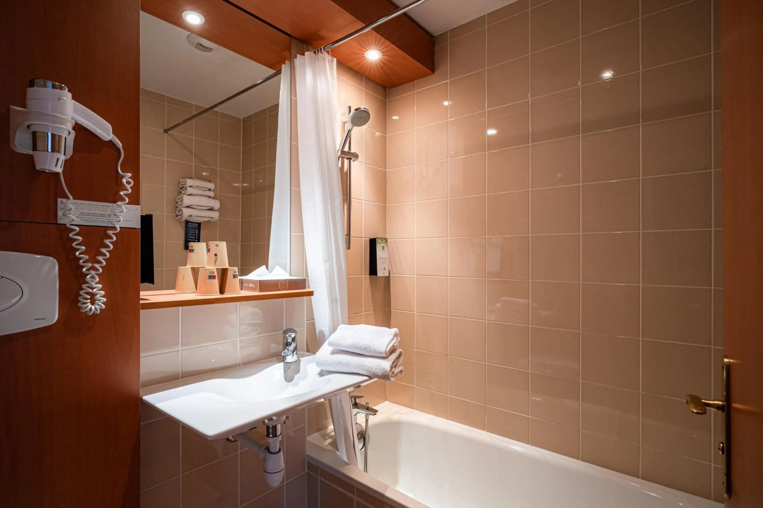 Shower in Kyriad Rennes Nord Hotel