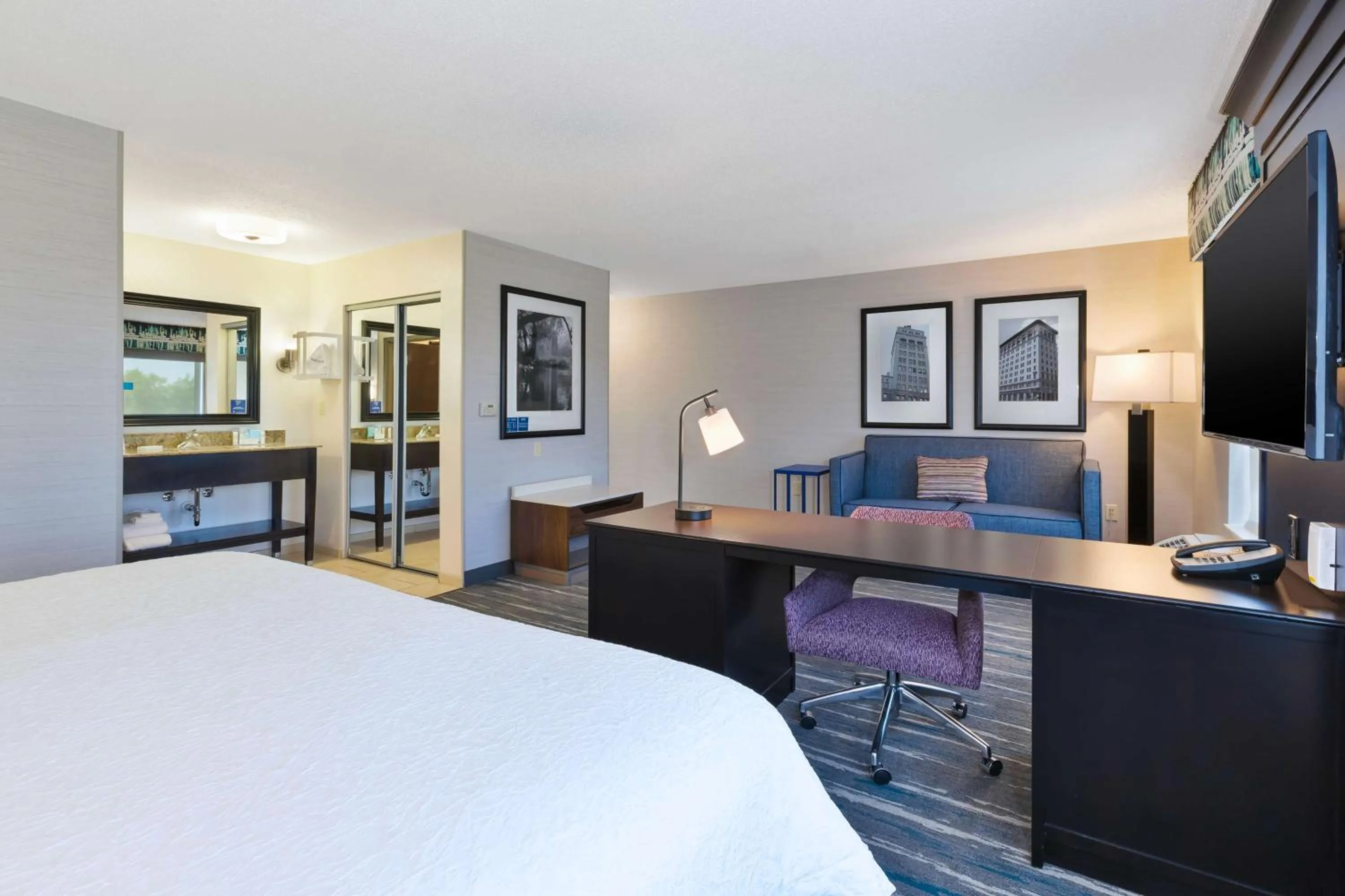 Bedroom, Bed in Hampton Inn and Suites Flint/Grand Blanc