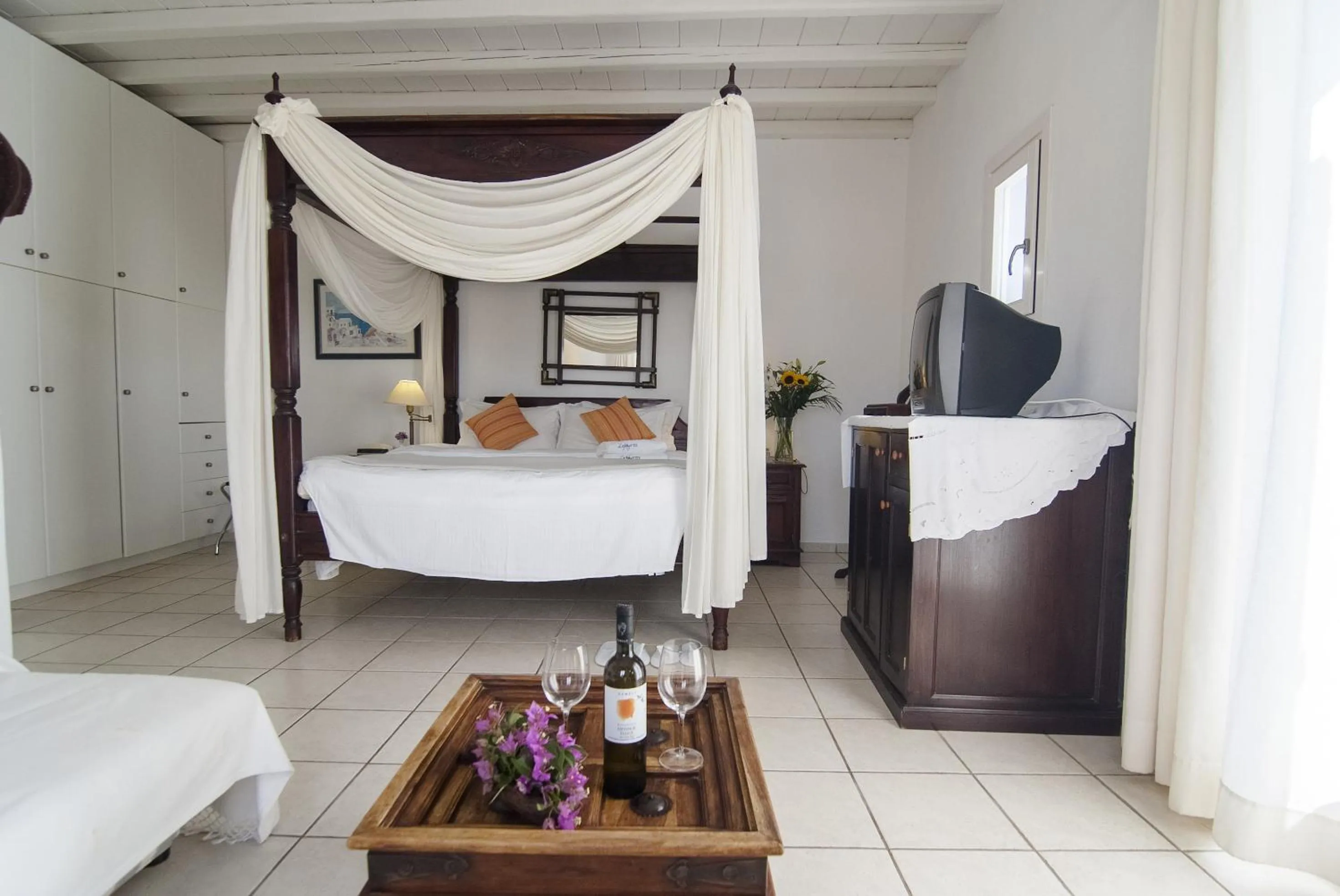 Photo of the whole room, Bed in Zephyros