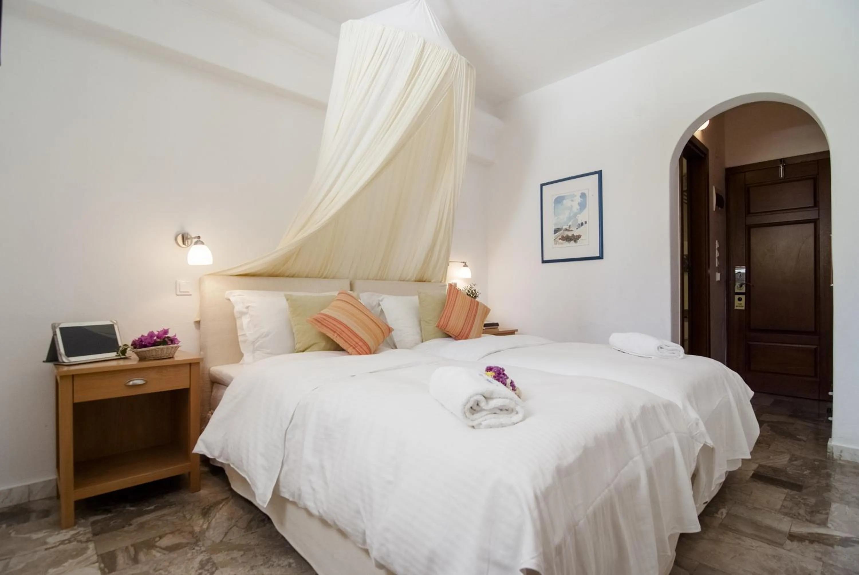 Photo of the whole room, Bed in Zephyros