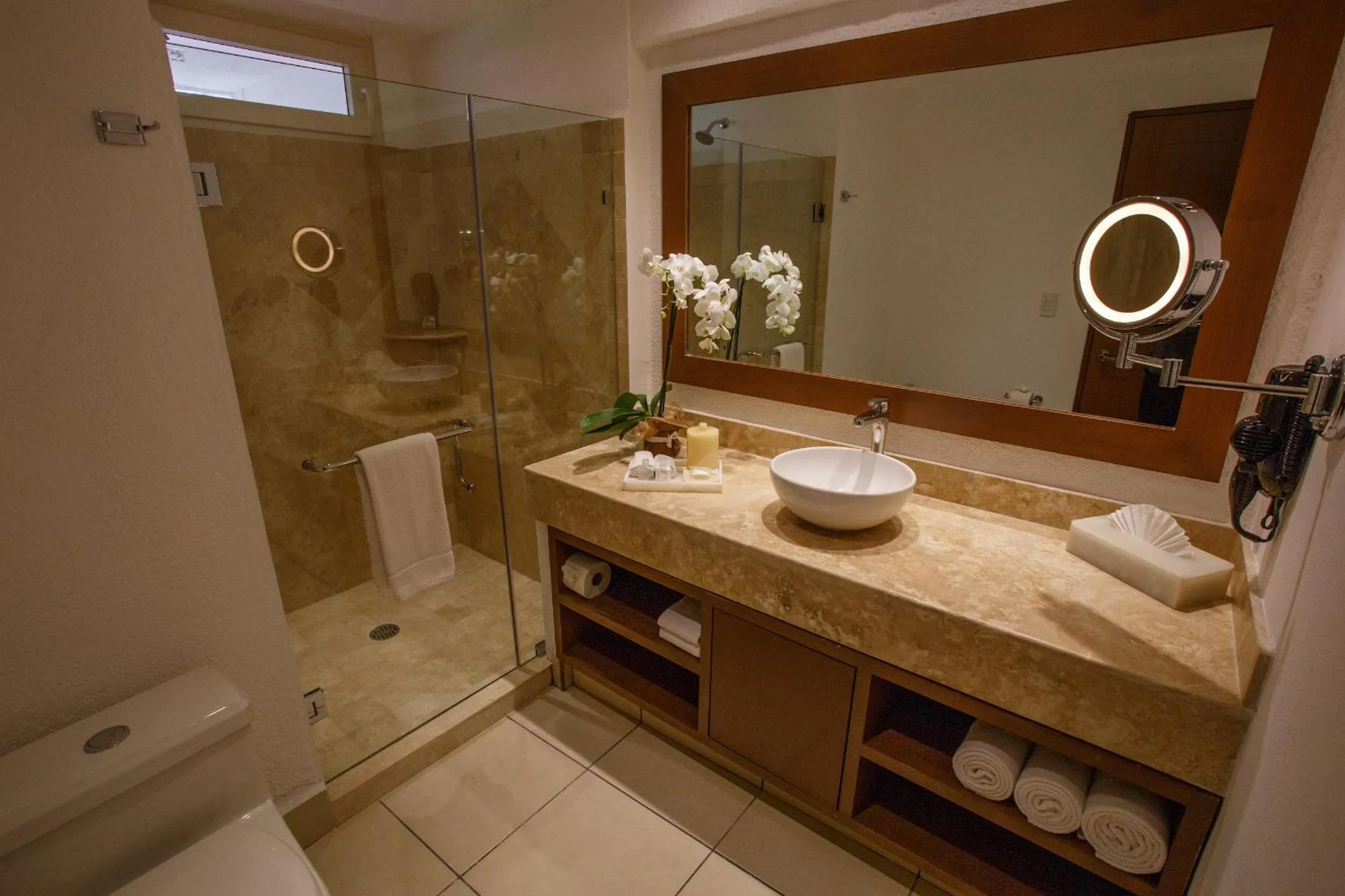 Shower in Costa Sur Resort & Spa