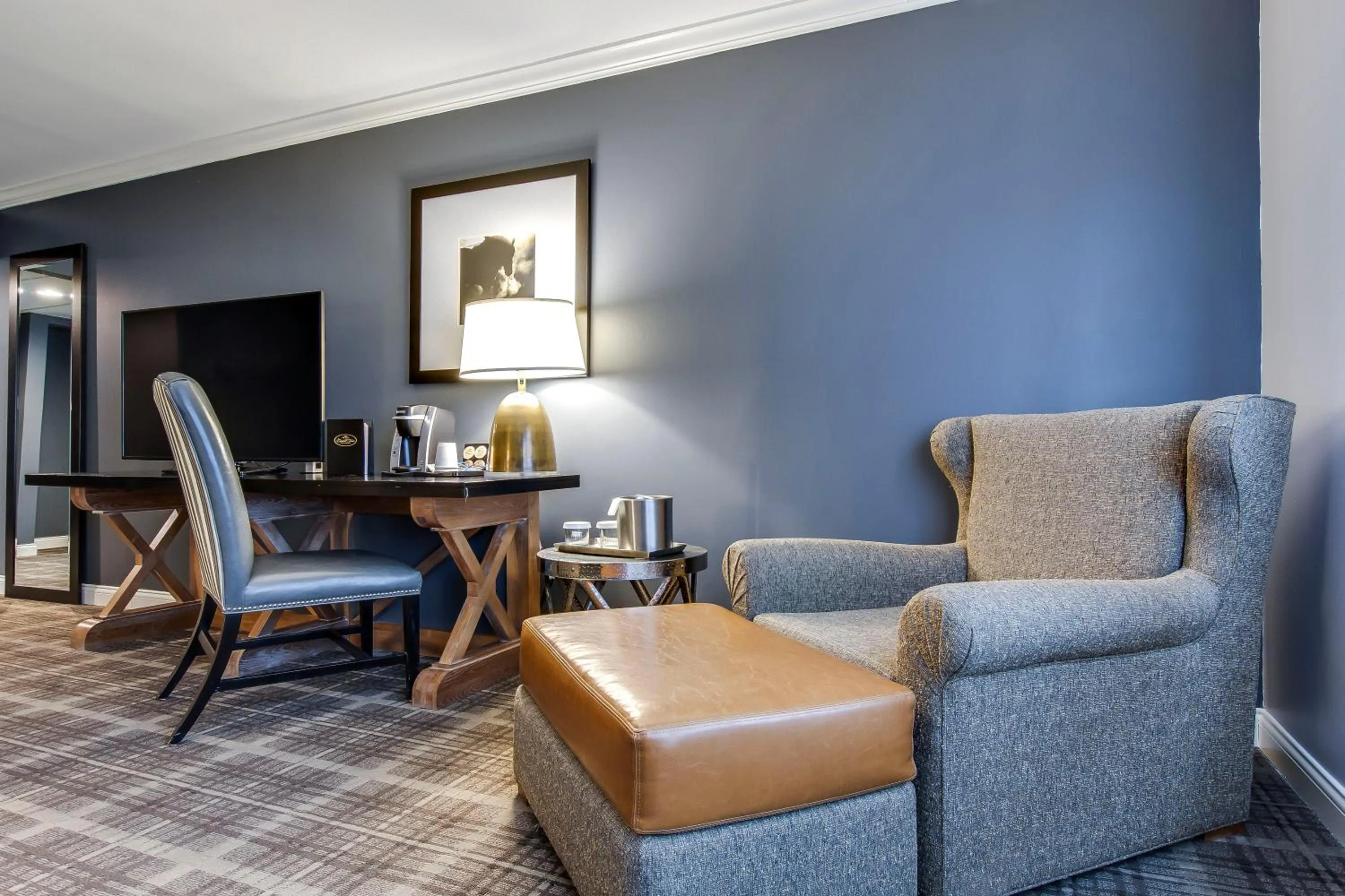 TV and multimedia in The Campbell House Lexington, Curio Collection by Hilton