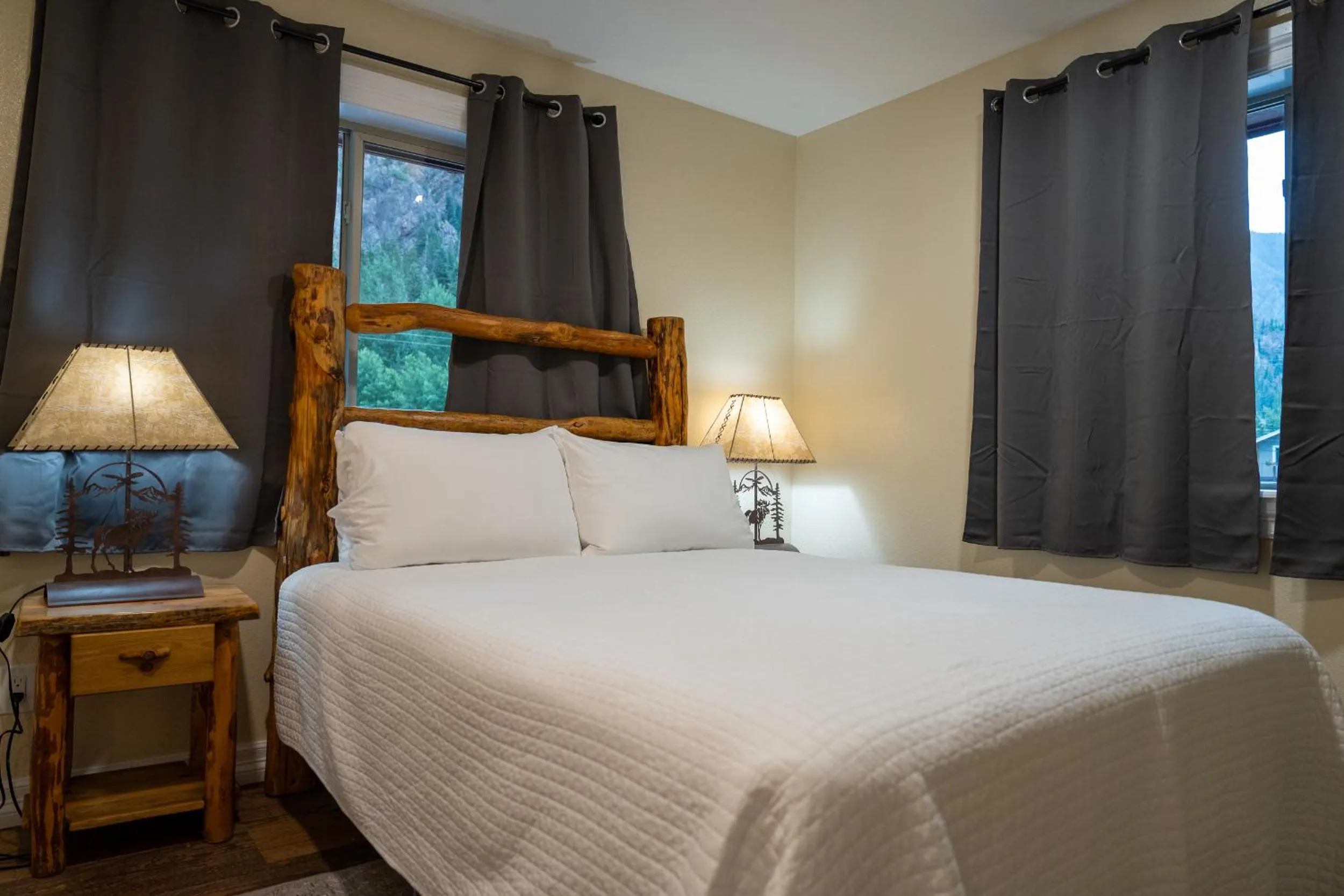 Bed in Ouray Riverside Resort - Inn & Cabins